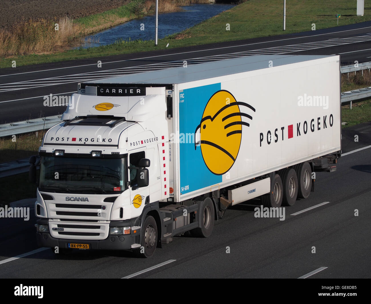 Cette image montre un camion P360 Scania, qui fait partie de la populaire série Scania P. Connus pour leurs performances robustes, les modèles P360 sont conçus pour le transport commercial et sur de longues distances, alliant durabilité et consommation de carburant efficace. Banque D'Images