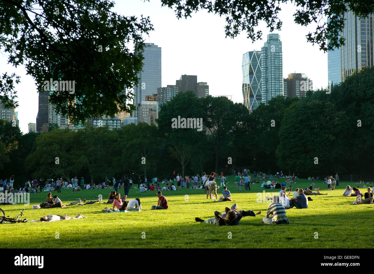 Les gens profiter d'un été ensoleillé-comme jour du week-end à Sheep's Meadow dans Central Park à New York, États-Unis, 23 septembre 2007. Banque D'Images