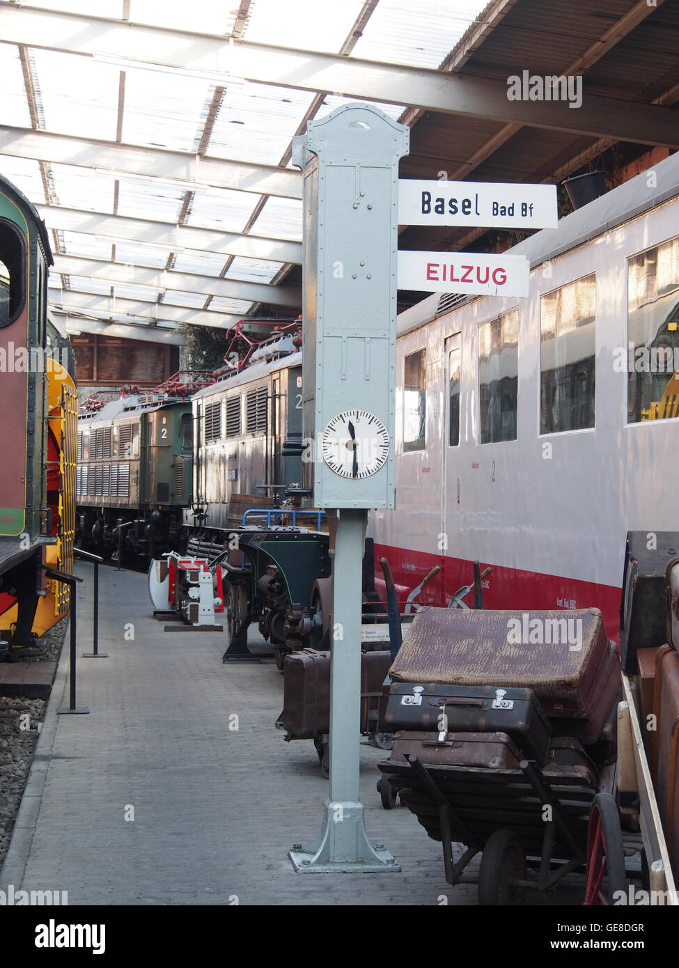 Le musée Pfalzbahn, situé à Neustadt-Weinstraße, en Allemagne, est dédié à l'histoire du système ferroviaire de la région. Le musée présente une variété d'expositions, y compris des trains d'époque, des objets ferroviaires historiques et des modèles de locomotives anciennes, offrant un aperçu détaillé du développement du réseau ferroviaire dans la région de Palatinat. Banque D'Images