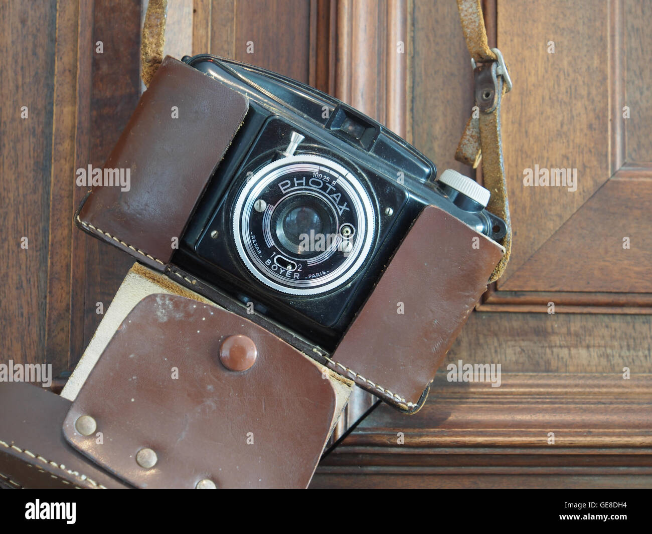 Un appareil photo Photax Boyer, un équipement photographique du début du XXe siècle, typique de l’artisanat et du design de son époque. Banque D'Images