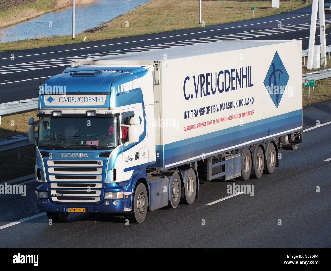 Le camion « R480 Scania », utilisé par les sociétés vd Broek et C Vreugdenhil, met en valeur son utilité dans le transport commercial, en mettant l'accent sur sa conception et sa fonction pour les tâches lourdes. Banque D'Images