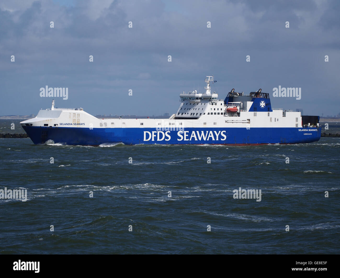L'image montre le Selandia SEAWAYS, un roll-on/roll-off (RoRo) construit en 1998, au départ du port de Rotterdam. Le navire, identifié par le numéro OMI 9157284, fait partie de la flotte opérant dans les eaux européennes pour le transport de marchandises et de passagers. Banque D'Images