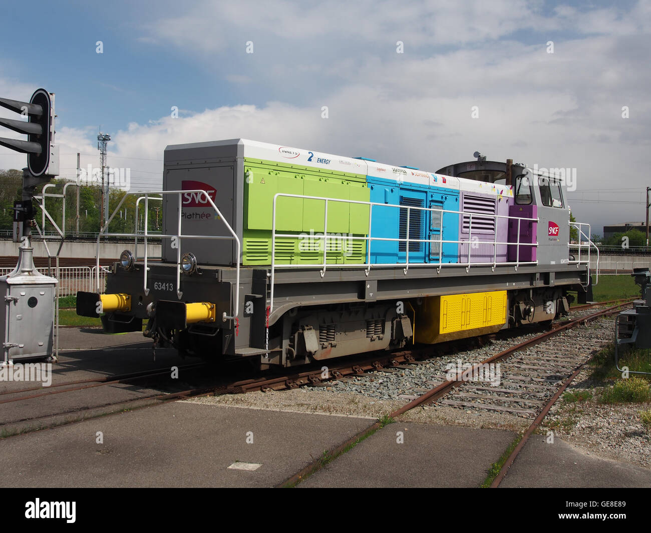 La SNCF 63413 est une locomotive à vapeur exploitée par la SNCF. Cette image capture la locomotive en action, représentant une partie emblématique de l'histoire ferroviaire française. Banque D'Images