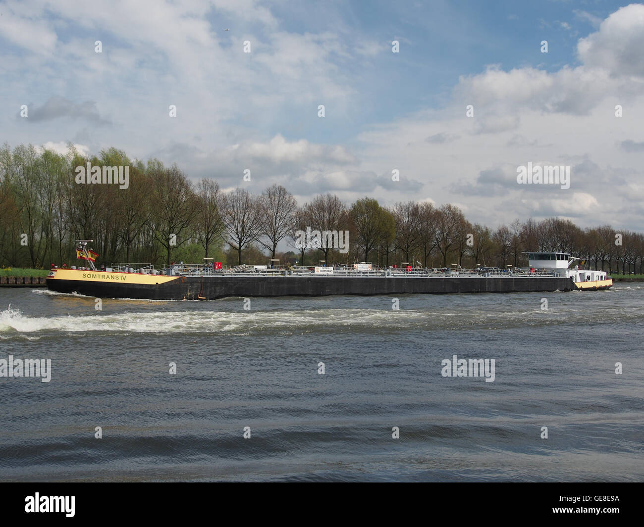 Le Somtrans IV est un pétrolier construit en 1994, principalement utilisé pour le transport de produits pétroliers. C'est un exemple de transport maritime moderne, qui joue un rôle essentiel dans le commerce et le transport pétroliers mondiaux. Banque D'Images