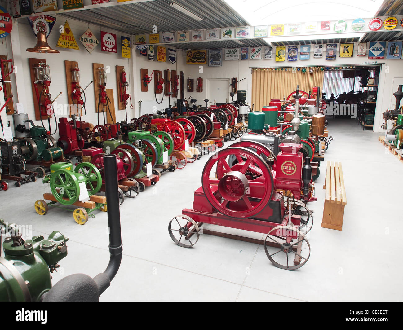 Cette image présente des moteurs stationnaires exposés au Musée de la nostalgie et de la technologie, mettant en évidence différents types de moteurs utilisés dans des applications industrielles. Le musée préserve la technologie historique, offrant aux visiteurs un aperçu des progrès techniques du passé. Banque D'Images