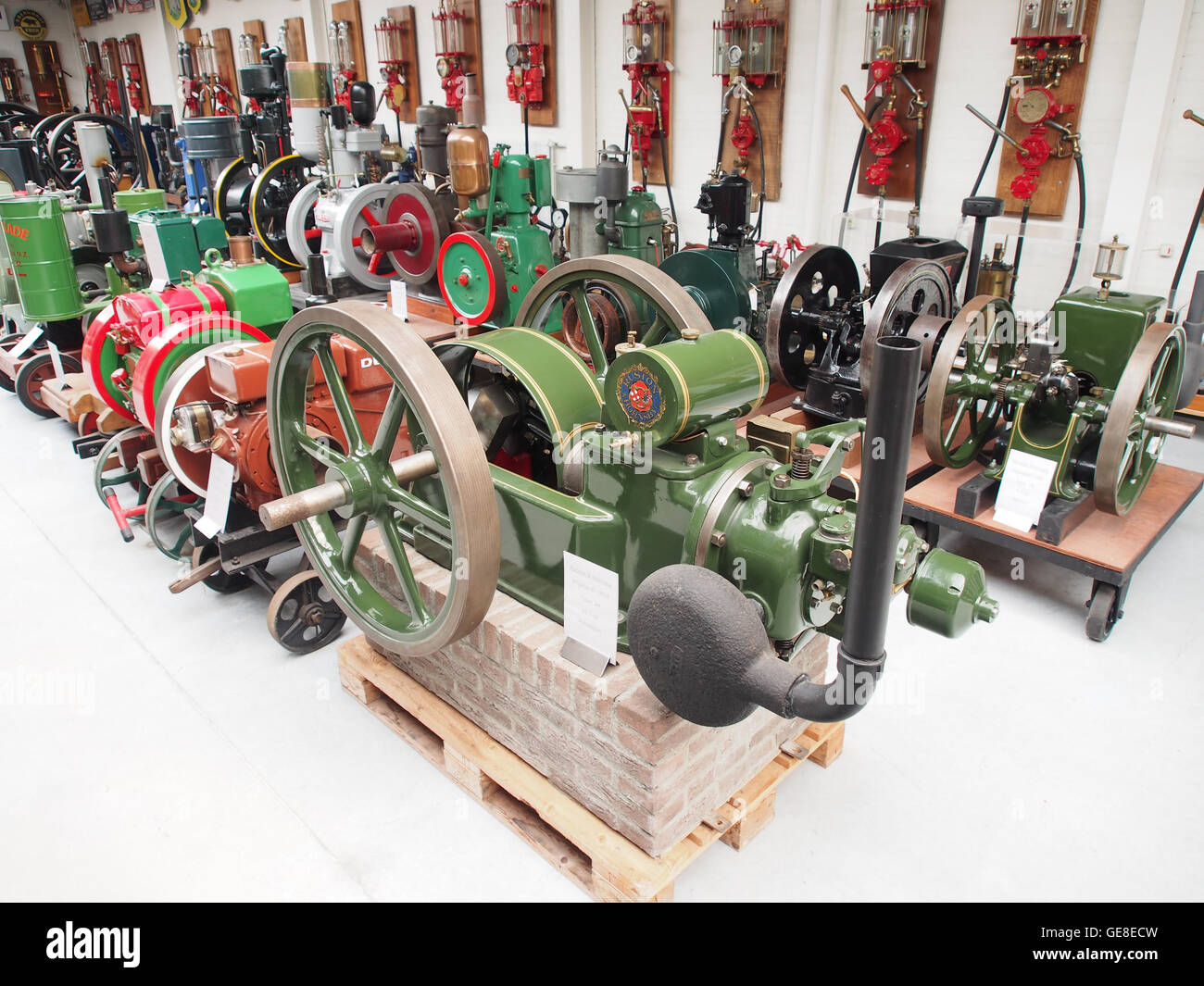 Cette photographie représente des moteurs stationnaires exposés au Museum voor nostalgie en Techniek, mettant en valeur l'histoire des machines industrielles. Les moteurs reflètent les avancées technologiques et le patrimoine industriel des siècles passés. Banque D'Images