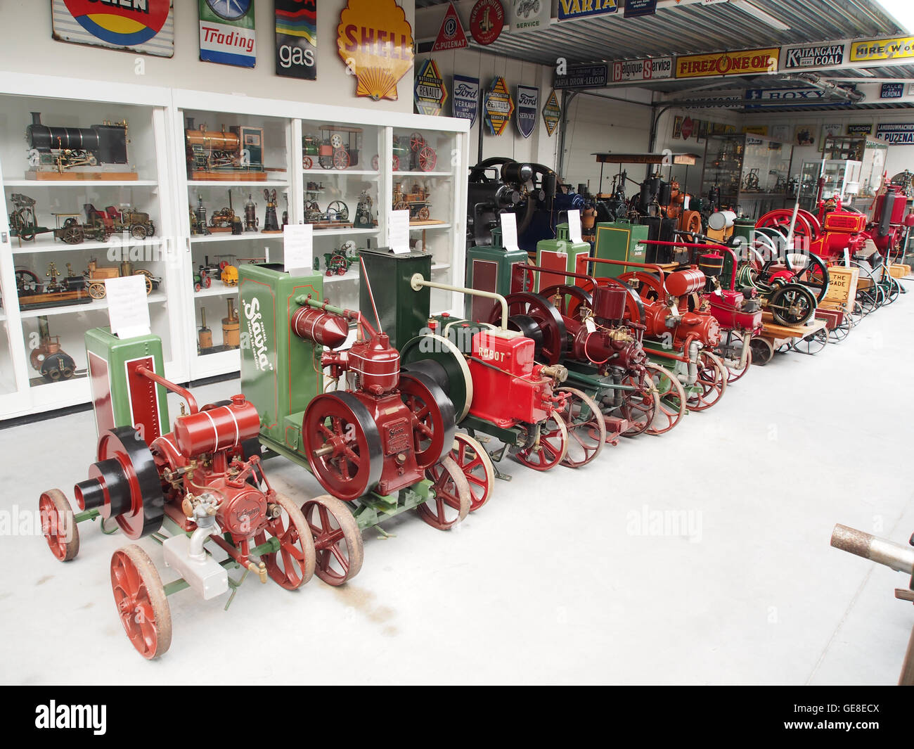 Cette photographie présente des moteurs stationnaires au Musée de la nostalgie et de la technologie, qui présente divers moteurs historiques. La collection met en lumière les progrès technologiques dans les débuts de la construction mécanique. Banque D'Images