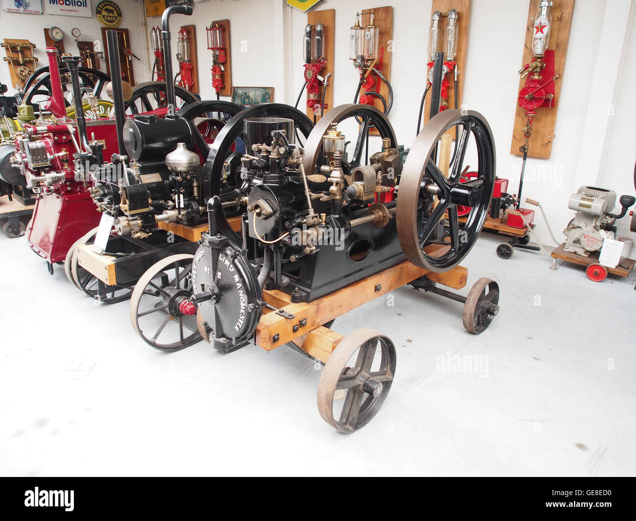 Les moteurs stationnaires exposés au Museum voor nostalgie en Techniek présentent les premières machines industrielles. Cette exposition reflète les avancées technologiques et l'histoire de l'énergie mécanisée. Banque D'Images