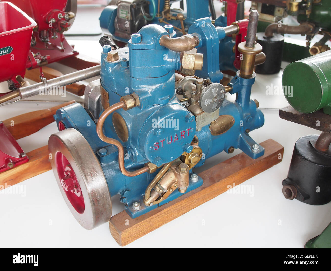 Le moteur stationnaire Stuart exposé au Musée de la nostalgie et de la technologie représente un élément clé du patrimoine industriel. Ce moteur est un exemple bien conservé de l'ingénierie mécanique précoce et de l'innovation dans la révolution industrielle. Banque D'Images