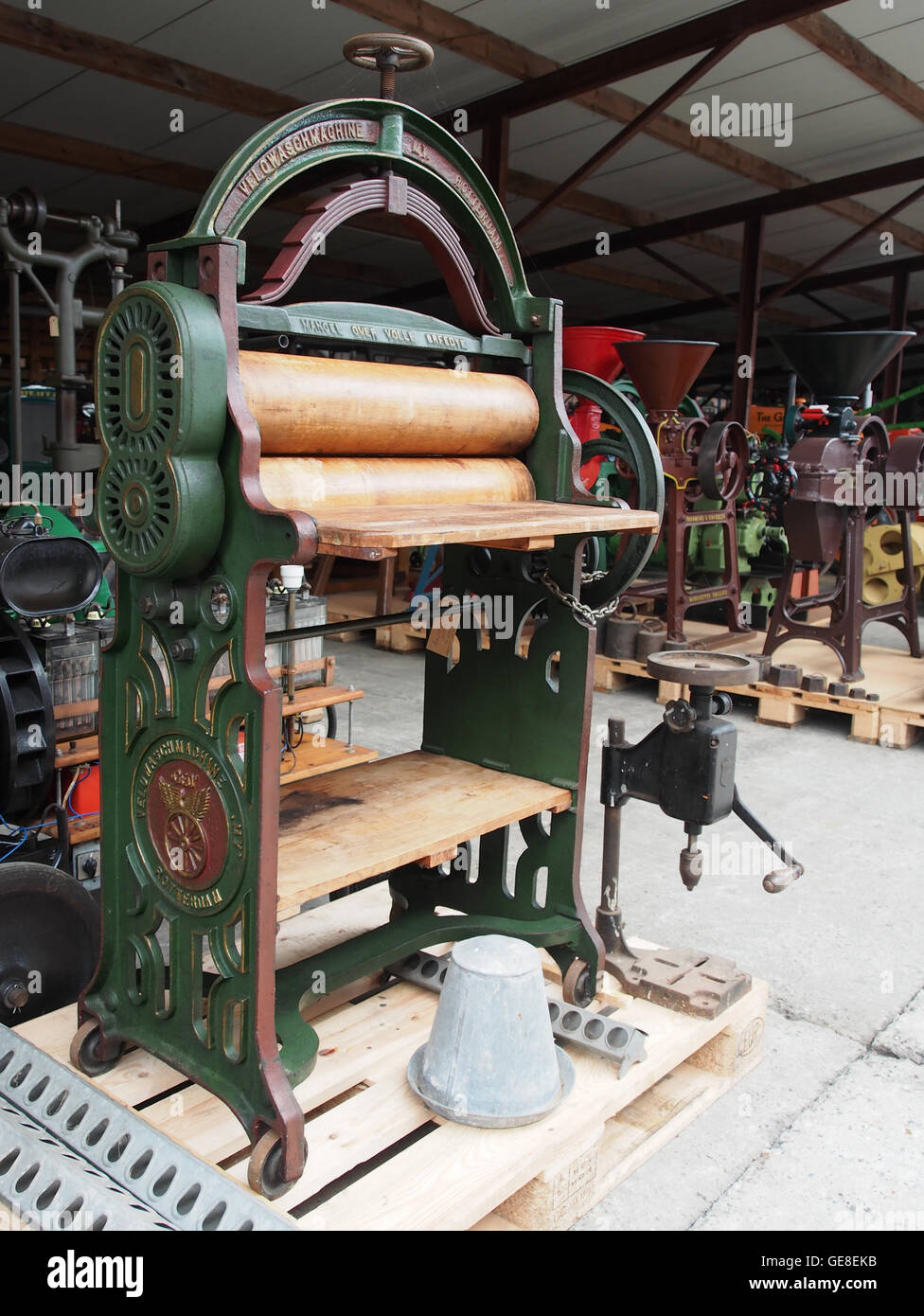 La Velowaschmachine MY, exposée au Museum voor nostalgie en Techniek à Rotterdam, est une pièce technologique historique conçue pour le lavage des vélos. La machine reflète l'innovation dans l'entretien des transports et sert de rappel des avancées technologiques historiques. Banque D'Images