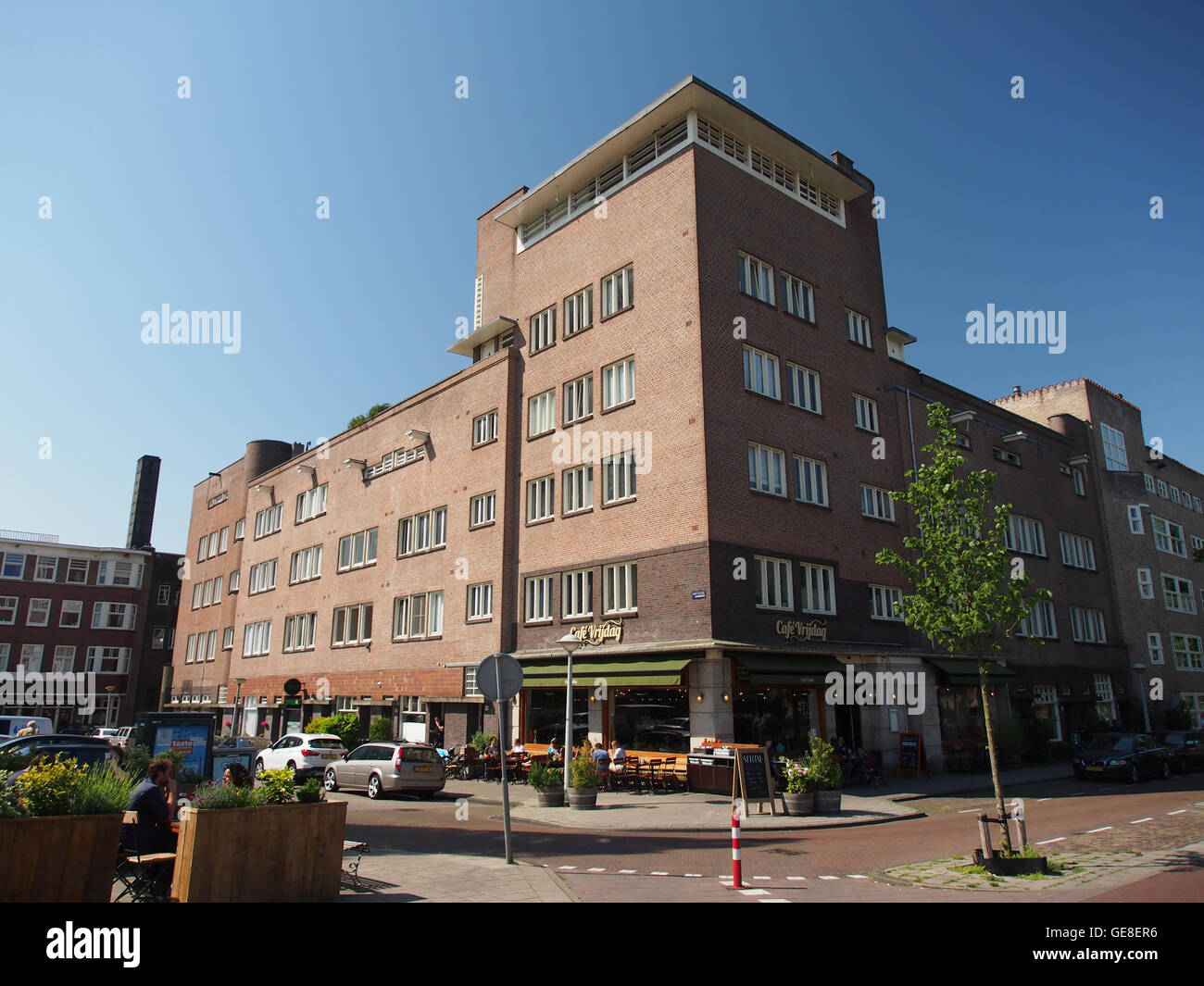 La photographie capture un bâtiment dans la Vrijheidslaan et Amsteldijk d'Amsterdam, mettant en valeur le style architectural de l'école d'Amsterdam. La structure reflète les caractéristiques uniques de ce mouvement du début du XXe siècle, en mettant l'accent sur le design moderniste et le développement urbain. Banque D'Images