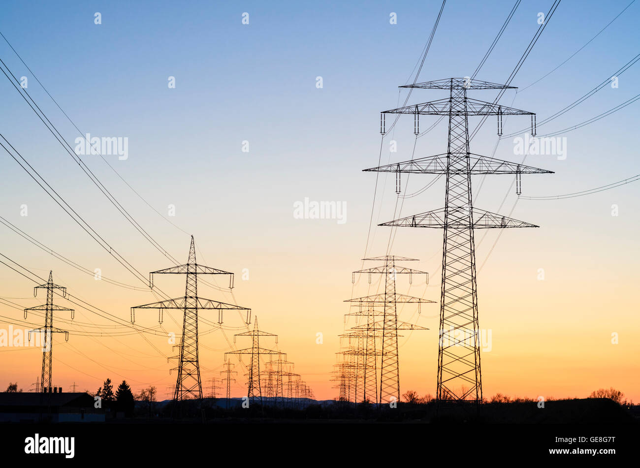 Lignes à haute tension de l'énergie soleil pylône Banque D'Images