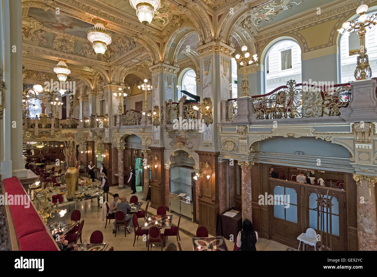 L'intérieur de la New York Cafe avec son vieux charme de la mode fait partie de l'hôtel Boscolo Budapest Hotel, un hôtel de luxe 5 étoiles, forme Banque D'Images