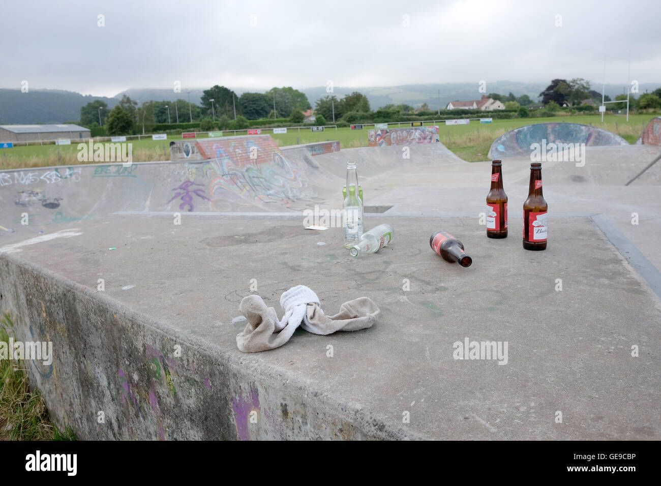 Bouteilles un détritus laissés à la skate park après une fête en plein air par les jeunes du village. 23 Juillet 2016 Banque D'Images