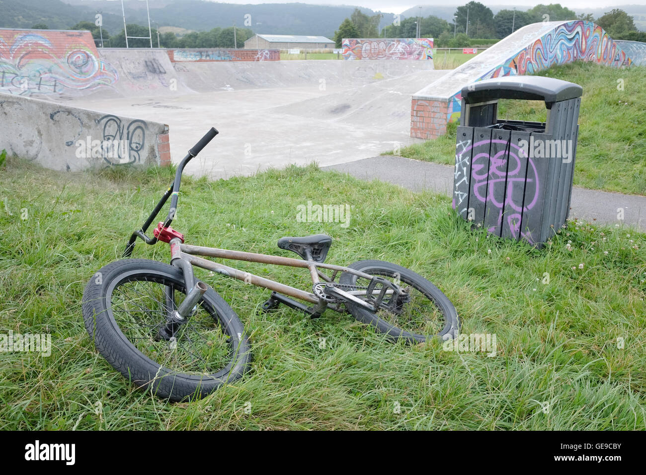 Vélo BMX nuit à gauche le skate park à Cheddar, Somerset, Angleterre. 23 Juillet 2016 Banque D'Images