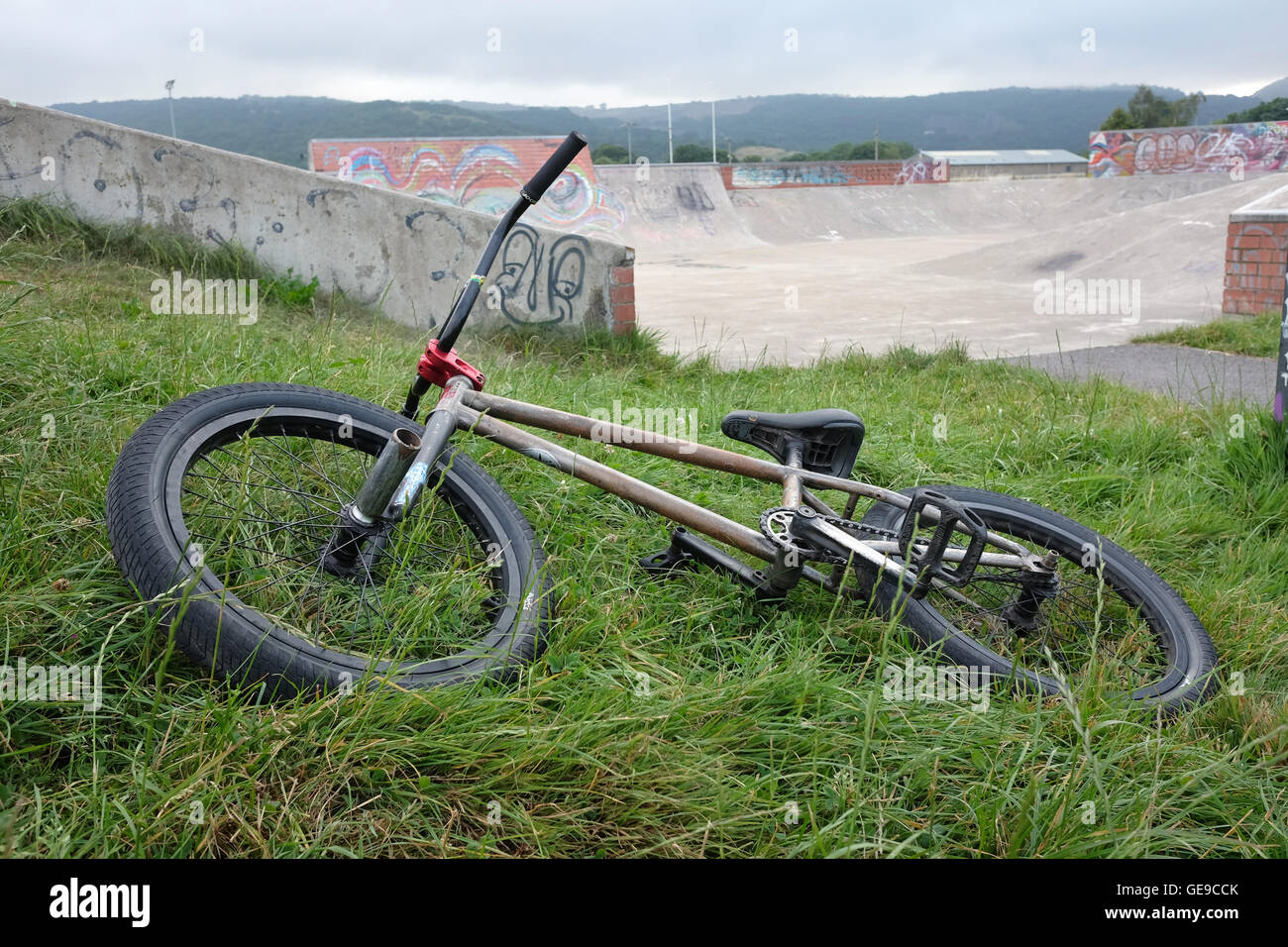 Vélo BMX nuit à gauche le skate park à Cheddar, Somerset, Angleterre. 23 Juillet 2016 Banque D'Images