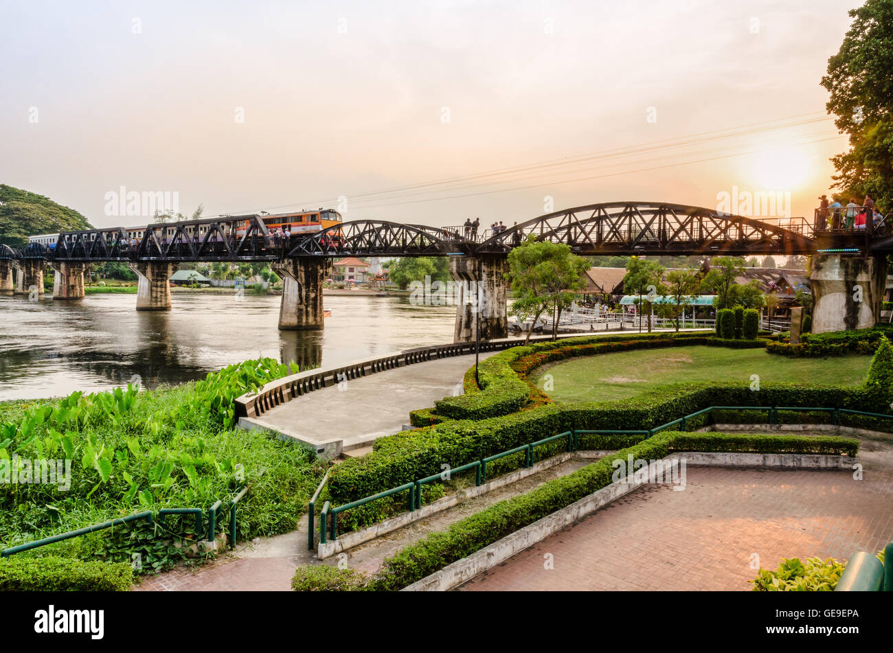 Les trains pour billet d'exécution sur le vieux pont sur la rivière Kwai Yai au coucher du soleil est une des attractions historiques pendant la Seconde Guerre mondiale, le 2 Banque D'Images