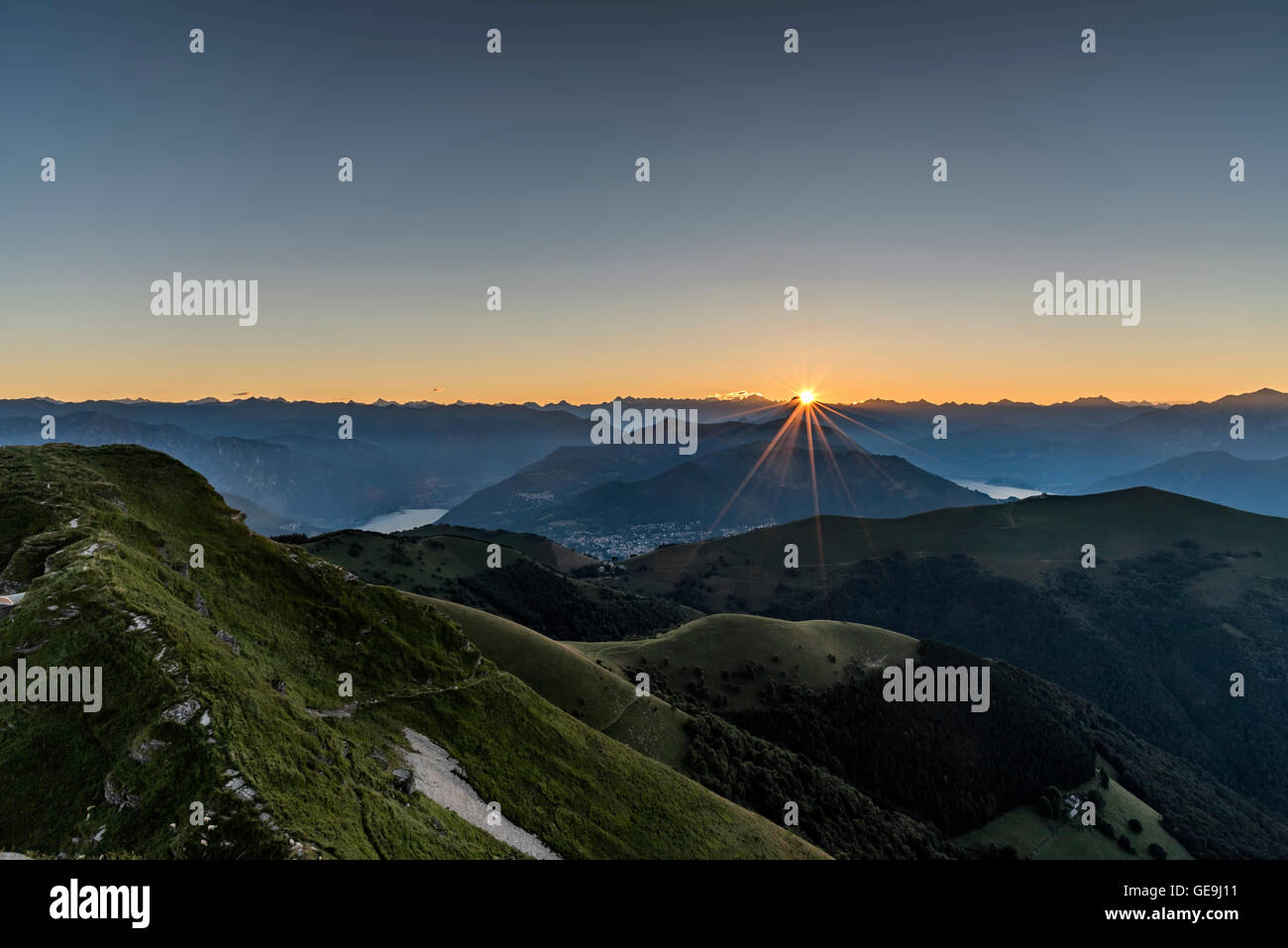 Lever du soleil sur la montagne magique autour de Lecco Banque D'Images