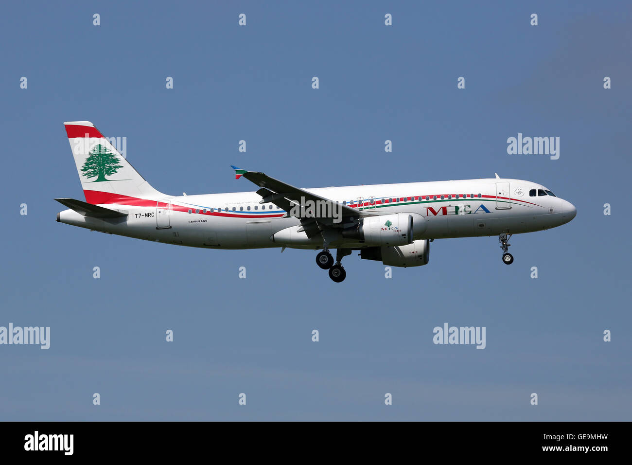 London Heathrow, Royaume-Uni - Mai 13, 2016 : UN MEA Middle East Airlines Airbus A320 avec l'enregistrement T7-MRC approchant Banque D'Images