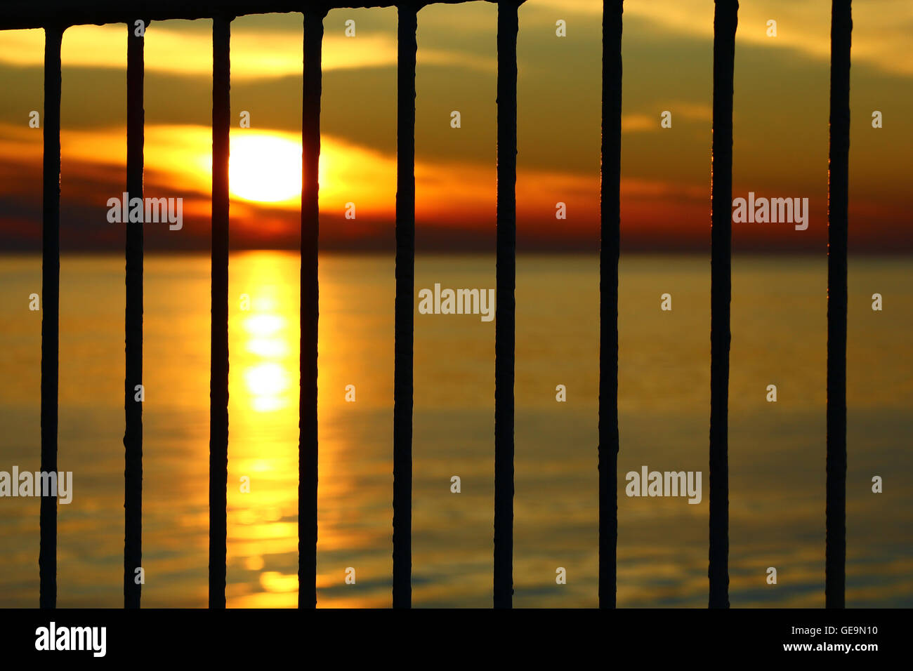 Le coucher du soleil le soir à la mer Baltique derrière les barreaux Banque D'Images