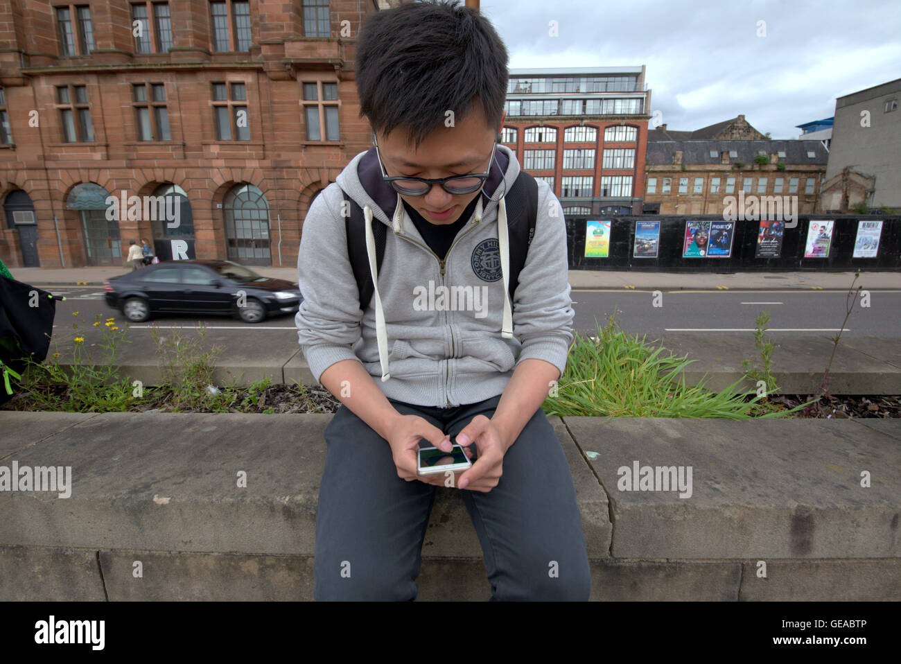 Glasgow, Écosse, Royaume-Uni 23 Juillet 2016. Le Tigre peinture murale sur la rivière Clyde se trouve au centre du phénomène Pokémon. L'oeuvre de l'artiste local Art pistolet a trouvé lui-même au centre de la ville, l'arrêt le plus récent de zone de Glasgow, carrefour social pour les joueurs de tous âges. Attirer un large éventail de personnes au bord de la rivière l'étrange spectacle d'une grande foule d'envisager individuellement leur téléphone s'avère une des dernières attractions. Credit : Gérard Ferry/Alamy Live News Banque D'Images