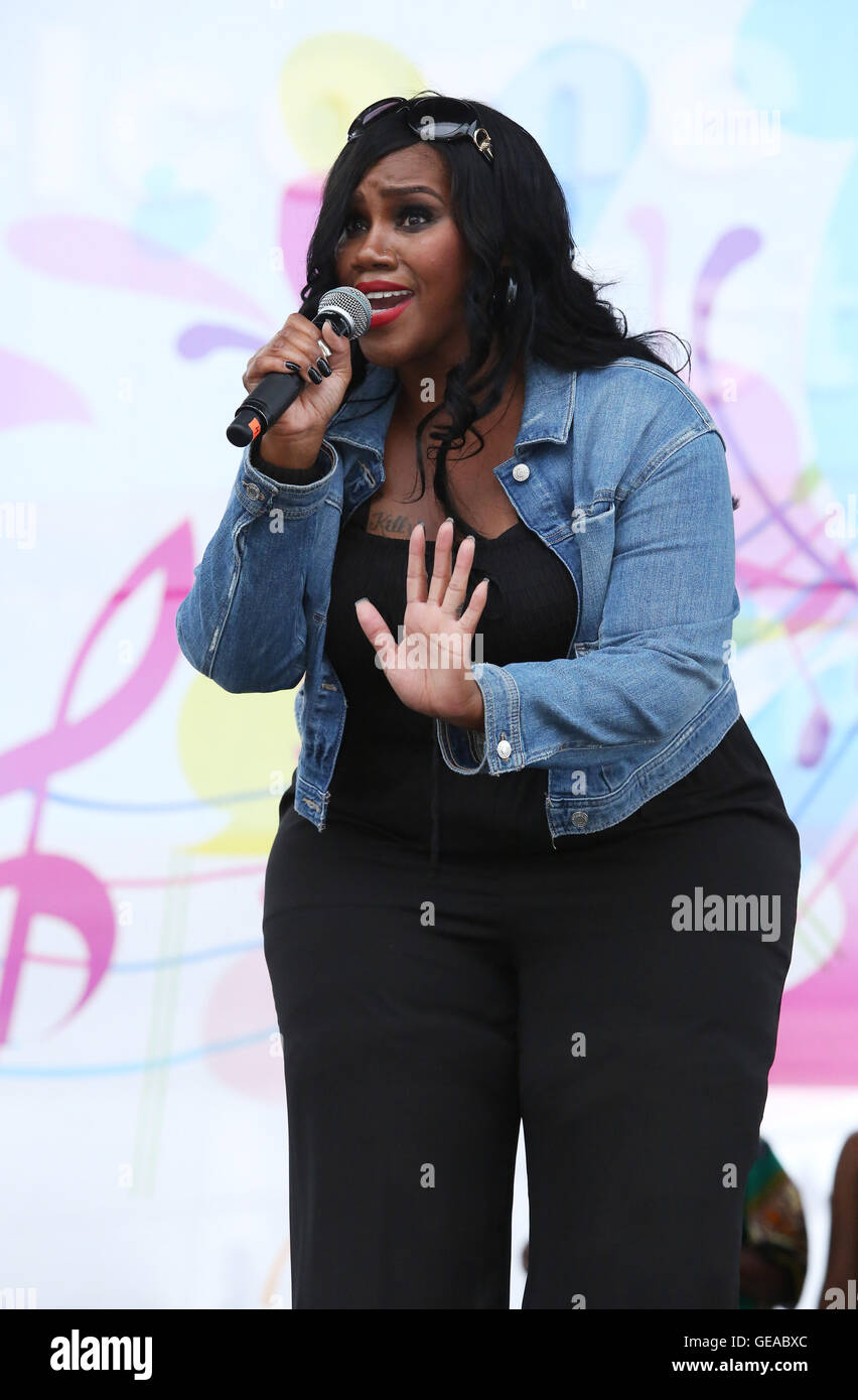 Miami, Floride, USA. 23 juillet, 2016. L'auteur-compositeur nommé aux Grammy Awards : Kelly effectue au cours de l'Assemblée Overtown Music & Arts Festival à Miami, USA le 23 juillet 2016. Photo par Sean Drakes/Alamy Live News Banque D'Images