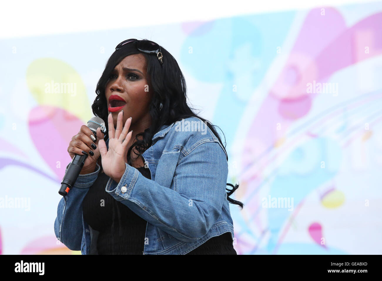 Miami, Floride, USA. 23 juillet, 2016. L'auteur-compositeur nommé aux Grammy Awards : Kelly effectue au cours de l'Assemblée Overtown Music & Arts Festival à Miami, USA le 23 juillet 2016. Photo par Sean Drakes/Alamy Live News Banque D'Images