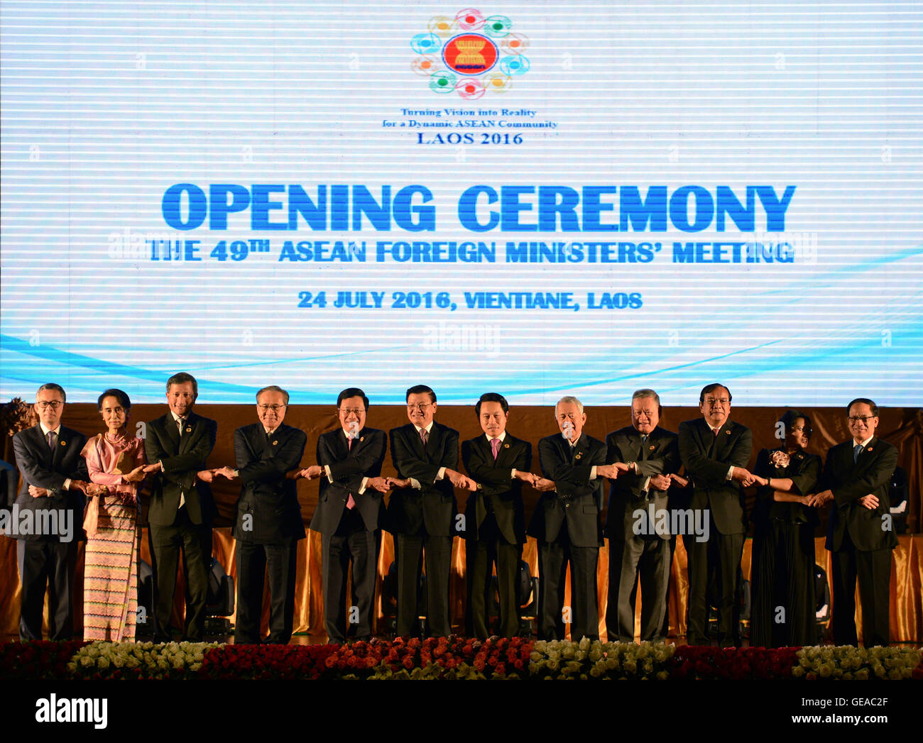 Vientiane, Laos. 24 juillet, 2016. Les participants posent pour des photos de groupe lors de la cérémonie d'ouverture de la réunion des ministres des affaires étrangères de l'Asean à Vientiane, au Laos, le 24 juillet 2016. La 49e réunion des ministres des affaires étrangères de l'ANASE a donné le coup d'ici dimanche. © Liu Ailun/Xinhua/Alamy Live News Banque D'Images