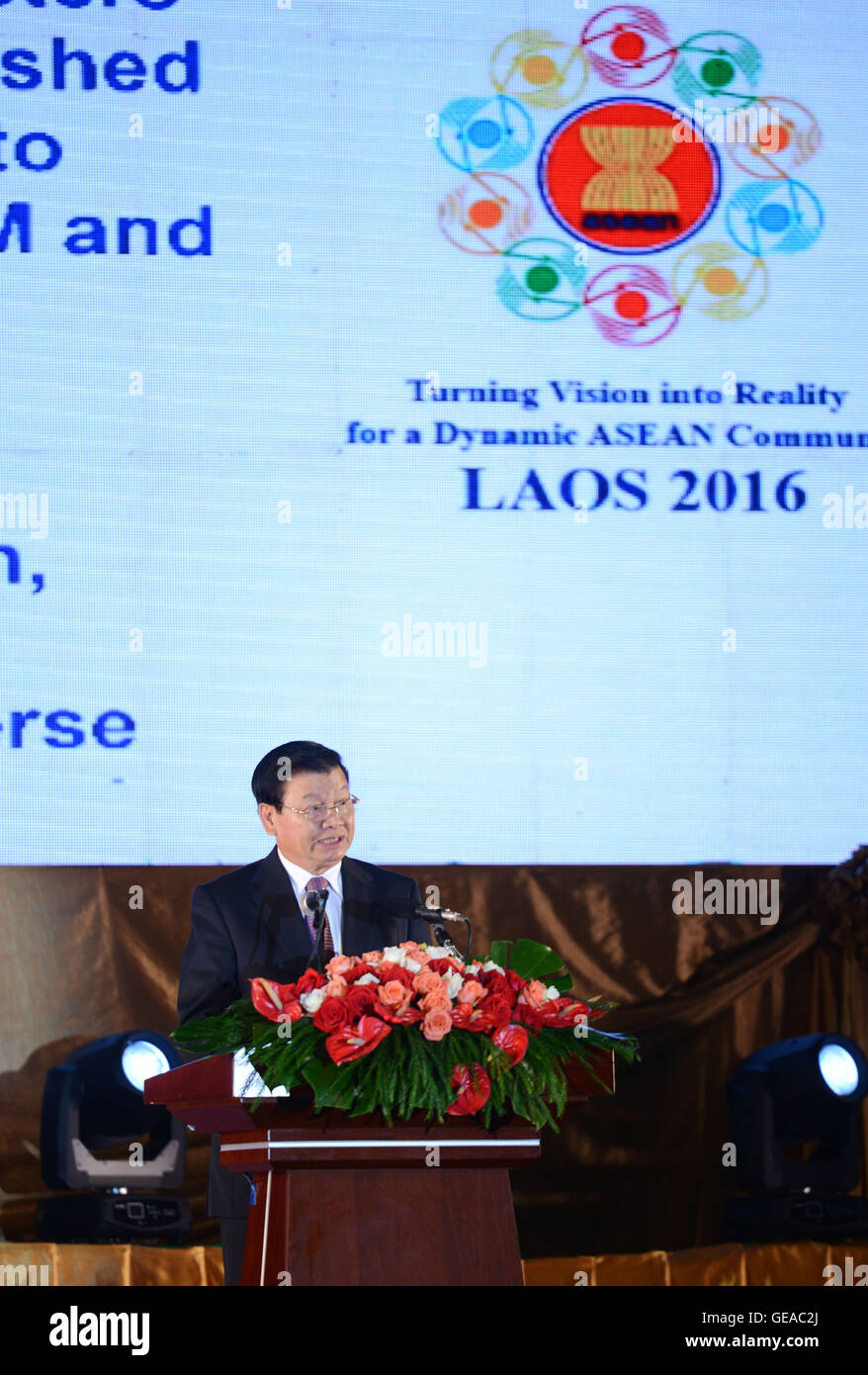 Vientiane, Laos. 24 juillet, 2016. Le premier ministre laotien Thongloun Sisoulith aborde la cérémonie d'ouverture de la réunion des ministres des affaires étrangères de l'Asean à Vientiane, au Laos, le 24 juillet 2016. La 49e réunion des ministres des affaires étrangères de l'ANASE a donné le coup d'ici dimanche. © Liu Yun/Xinhua/Alamy Live News Banque D'Images