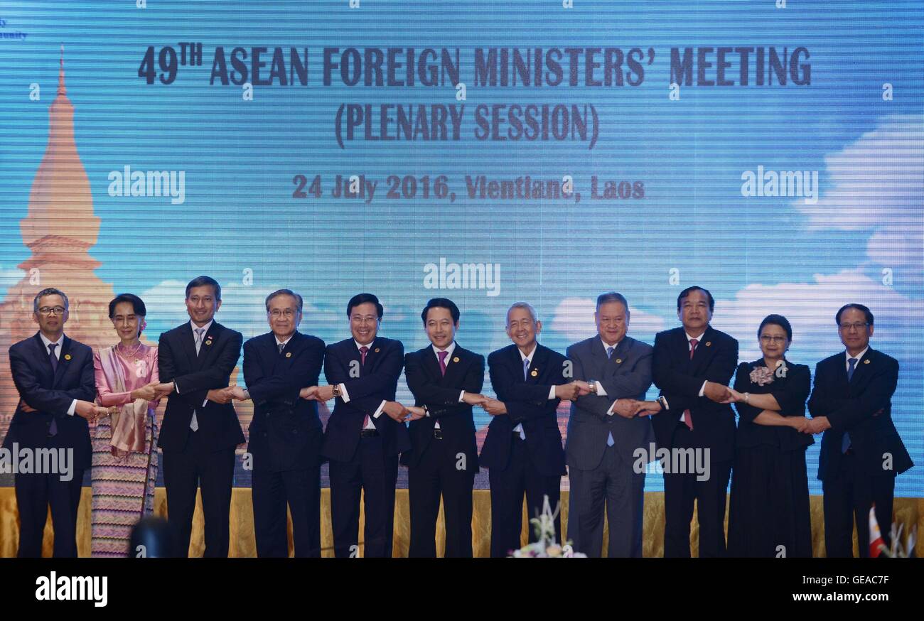 Vientiane, Laos. 24 juillet, 2016. Les participants posent pour une photo de groupe avant la réunion des ministres des affaires étrangères de l'Asean à Vientiane, capitale du Laos, le 24 juillet 2016. La 49e réunion des ministres des affaires étrangères de l'ANASE a donné le coup d'ici dimanche. © Liu Yun/Xinhua/Alamy Live News Banque D'Images