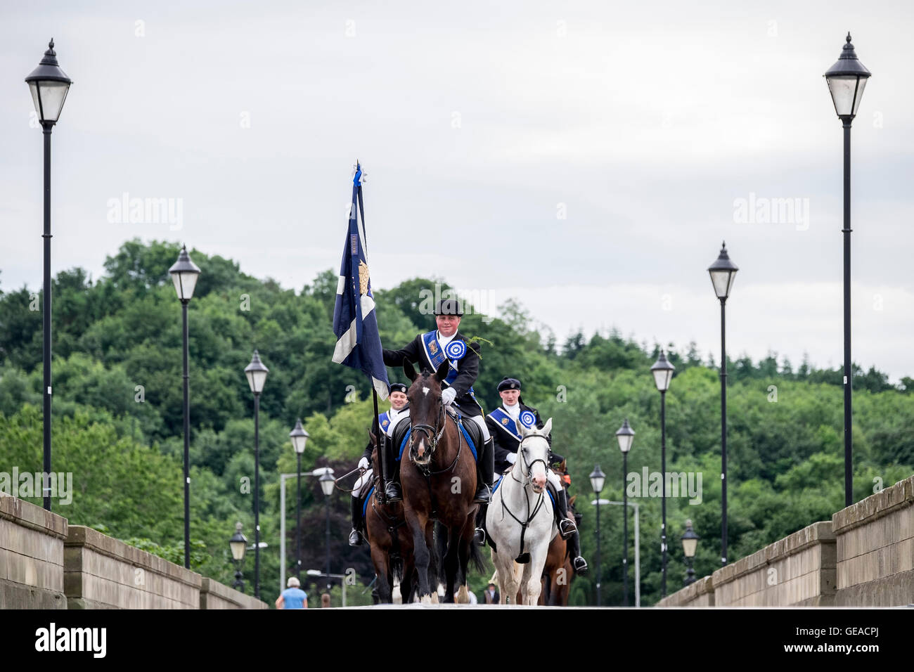 Kelso, UK. 23.Jul.2016. Semaine civique Kelso, At Yetholm rideout Laddie Kelsae 2016 Ian Whellans retourne à Kelso, traversant la rivière Tweed par le pont Rennie, devant son homme LH et RH Hastie Fraser Ross Homme Henderson. Crédit : Rob Gray/Alamy Live News Banque D'Images