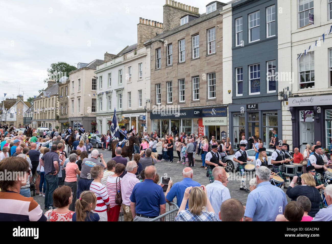 Kelso, UK. 23.Jul.2016. Semaine civique Kelso, At Yetholm rideout Laddie Kelsae 2016 Ian Whellans retourne à Kelso, après avoir traversé la rivière Tweed par le pont Rennie, devant son homme LH et RH Hastie Fraser Ross Homme Henderson. Le 35km aller-retour jusqu'à Whitehouse Country House, le point culminant de la semaine, 256 partisans ont suivi la montée des directeurs. Kelso Pipe Band jouer devant des cavaliers. Crédit : Rob Gray/Alamy Live News Banque D'Images