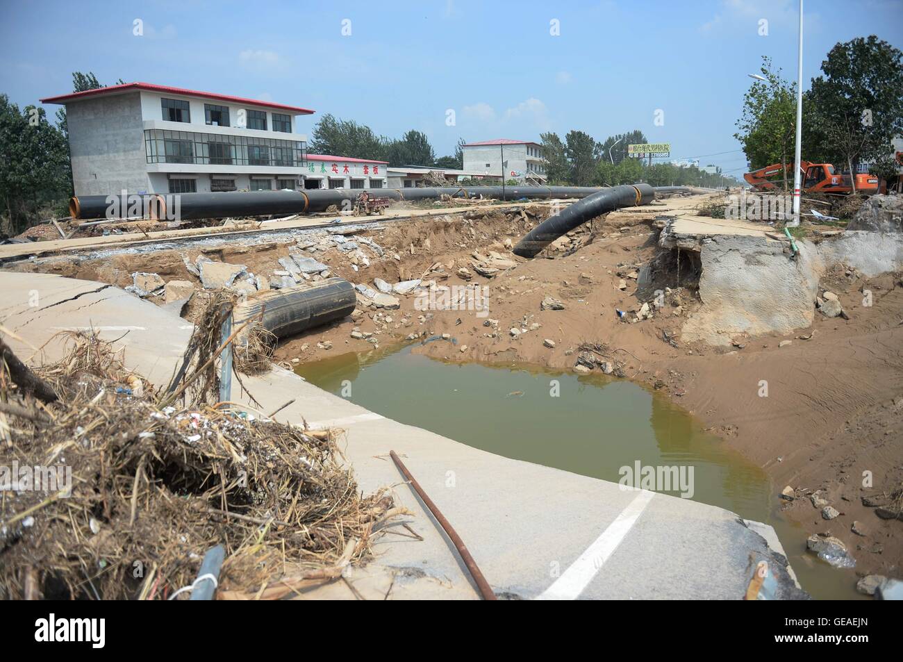 Shijiazhuang, Province de Hebei en Chine. 24 juillet, 2016. Une route de village détruit par les inondations est vu dans Daxian Village de Xuzhou City, province de Hebei en Chine du nord, le 24 juillet 2016. Des pluies torrentielles et des inondations ont fait 130 morts et 110 autres personnes portées disparues dans le Hebei, samedi. Entre-temps, plus de 9,04 millions de personnes ont été touchées. © Wang Xiao/Xinhua/Alamy Live News Banque D'Images