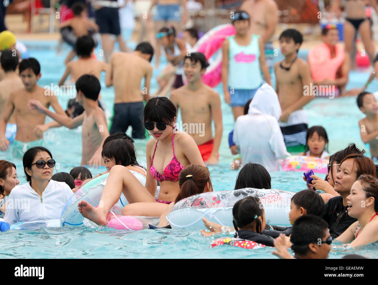Tokyo, Japon. 24 juillet, 2016. Les gens essaient de se rafraîchir dans une piscine à l'Toshimaen amusement park à Tokyo le dimanche, Juillet 24, 2016. Quelque 14 000 personnes ont visité le parc, dispose d'un certain nombre de piscines et toboggans, pour battre la chaleur de l'été. © Yoshio Tsunoda/AFLO/Alamy Live News Banque D'Images
