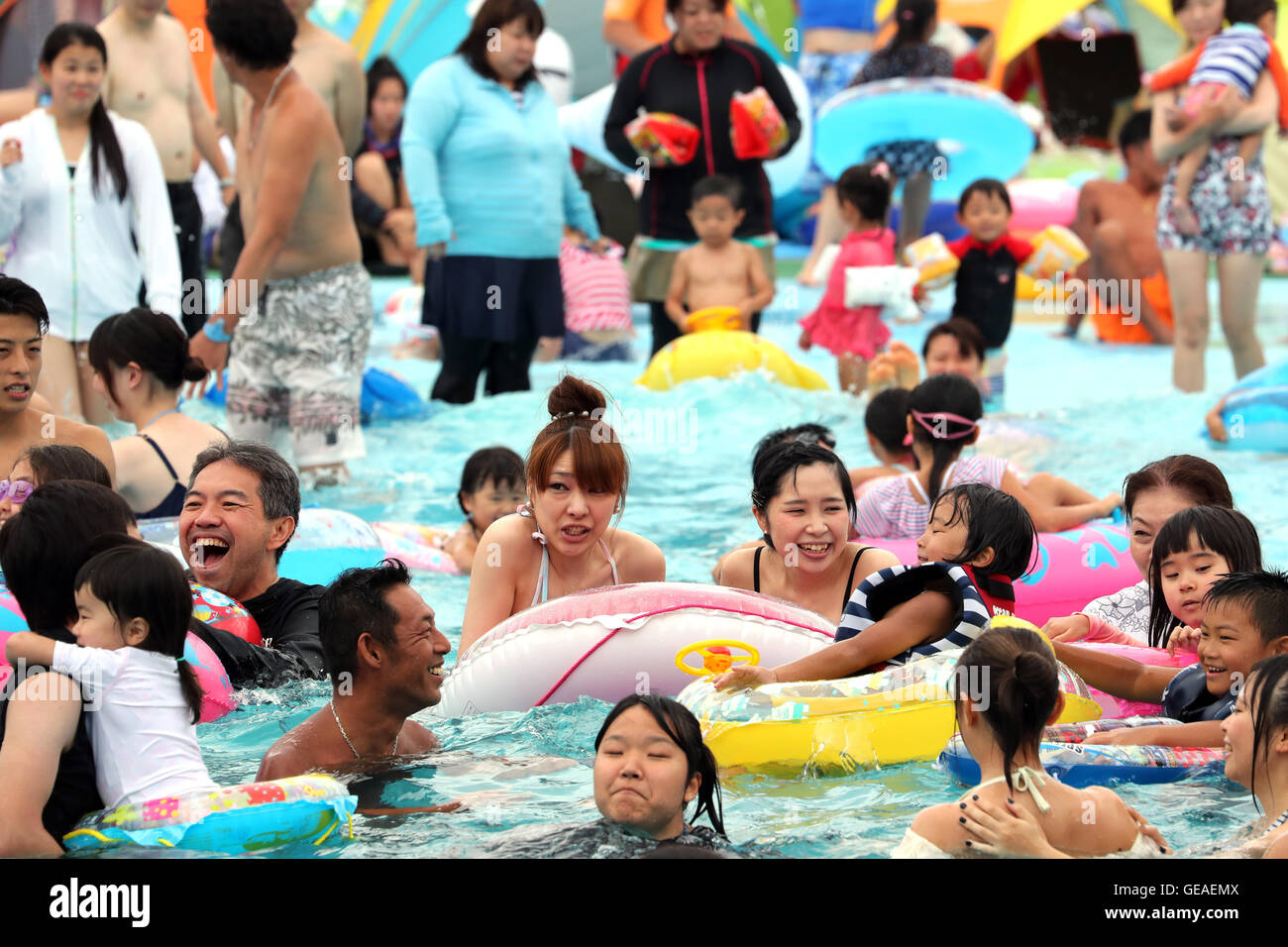 Tokyo, Japon. 24 juillet, 2016. Les gens essaient de se rafraîchir dans une piscine à l'Toshimaen amusement park à Tokyo le dimanche, Juillet 24, 2016. Quelque 14 000 personnes ont visité le parc, dispose d'un certain nombre de piscines et toboggans, pour battre la chaleur de l'été. © Yoshio Tsunoda/AFLO/Alamy Live News Banque D'Images