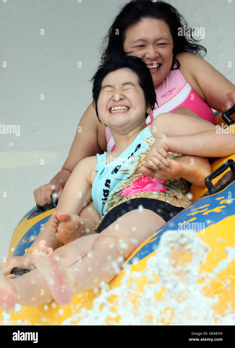 Tokyo, Japon. 24 juillet, 2016. Les femmes monter un bateau en caoutchouc de glisser dans une piscine à l'Toshimaen amusement park à Tokyo le dimanche, Juillet 24, 2016. Quelque 14 000 personnes ont visité le parc, dispose d'un certain nombre de piscines et toboggans, pour battre la chaleur de l'été. © Yoshio Tsunoda/AFLO/Alamy Live News Banque D'Images