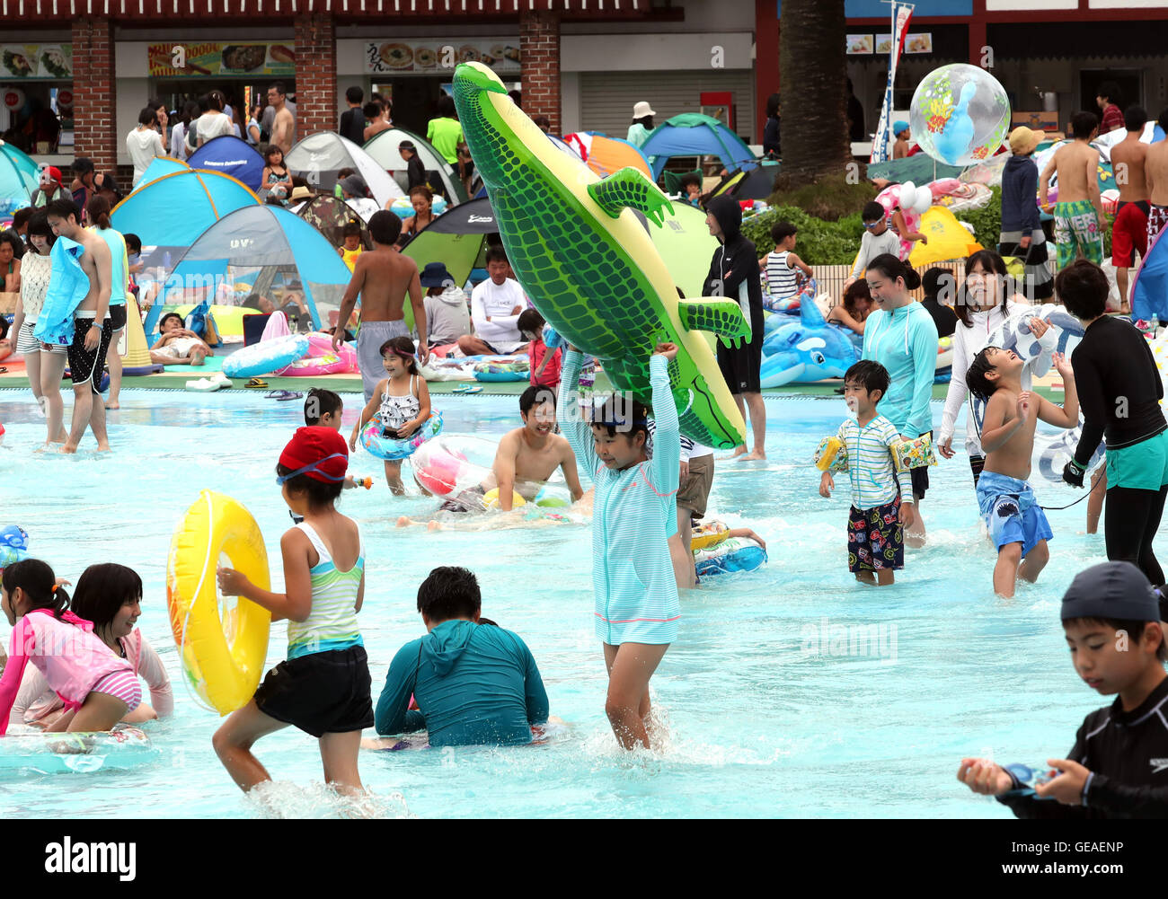 Tokyo, Japon. 24 juillet, 2016. Les gens essaient de se rafraîchir dans une piscine à l'Toshimaen amusement park à Tokyo le dimanche, Juillet 24, 2016. Quelque 14 000 personnes ont visité le parc, dispose d'un certain nombre de piscines et toboggans, pour battre la chaleur de l'été. © Yoshio Tsunoda/AFLO/Alamy Live News Banque D'Images