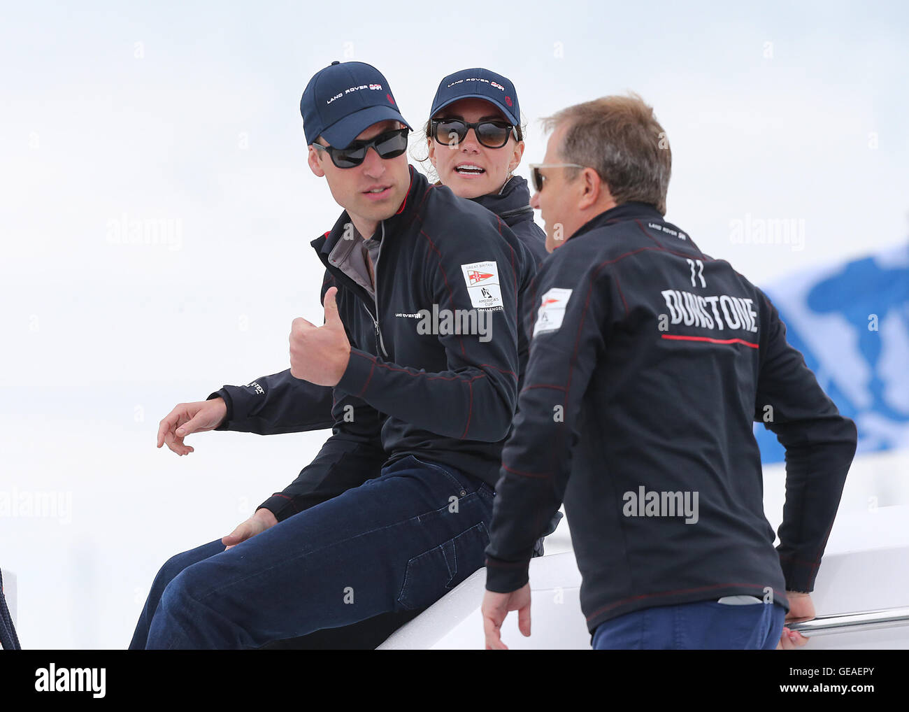 Le port de Portsmouth, Portsmouth, Royaume-Uni. 24 juillet, 2016. Americas Cup Louis Vuitton World Series Yacht Racing. Le duc et la duchesse de Cambridge, William et Katte regarder la course 5 avec Sir Charles Dunstone : Action Crédit Plus Sport/Alamy Live News Banque D'Images