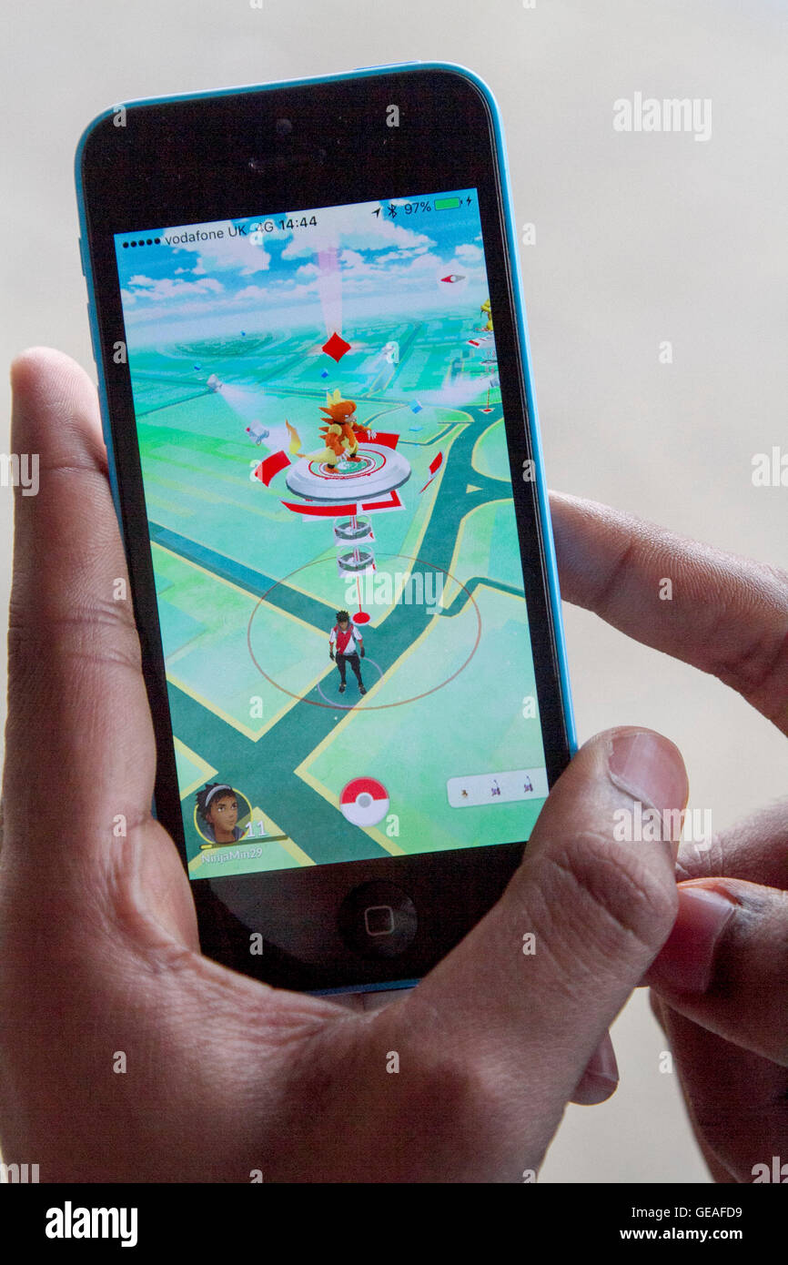 Wimbledon Londres, Royaume-Uni. 24 juillet 2016. Les amateurs de jeu Pokemon assembler avec leur smartphone dans le centre-ville de Wimbledon pour attraper les Pokémons Pokemons comme craze balaie le pays Crédit : amer ghazzal/Alamy Live News Banque D'Images