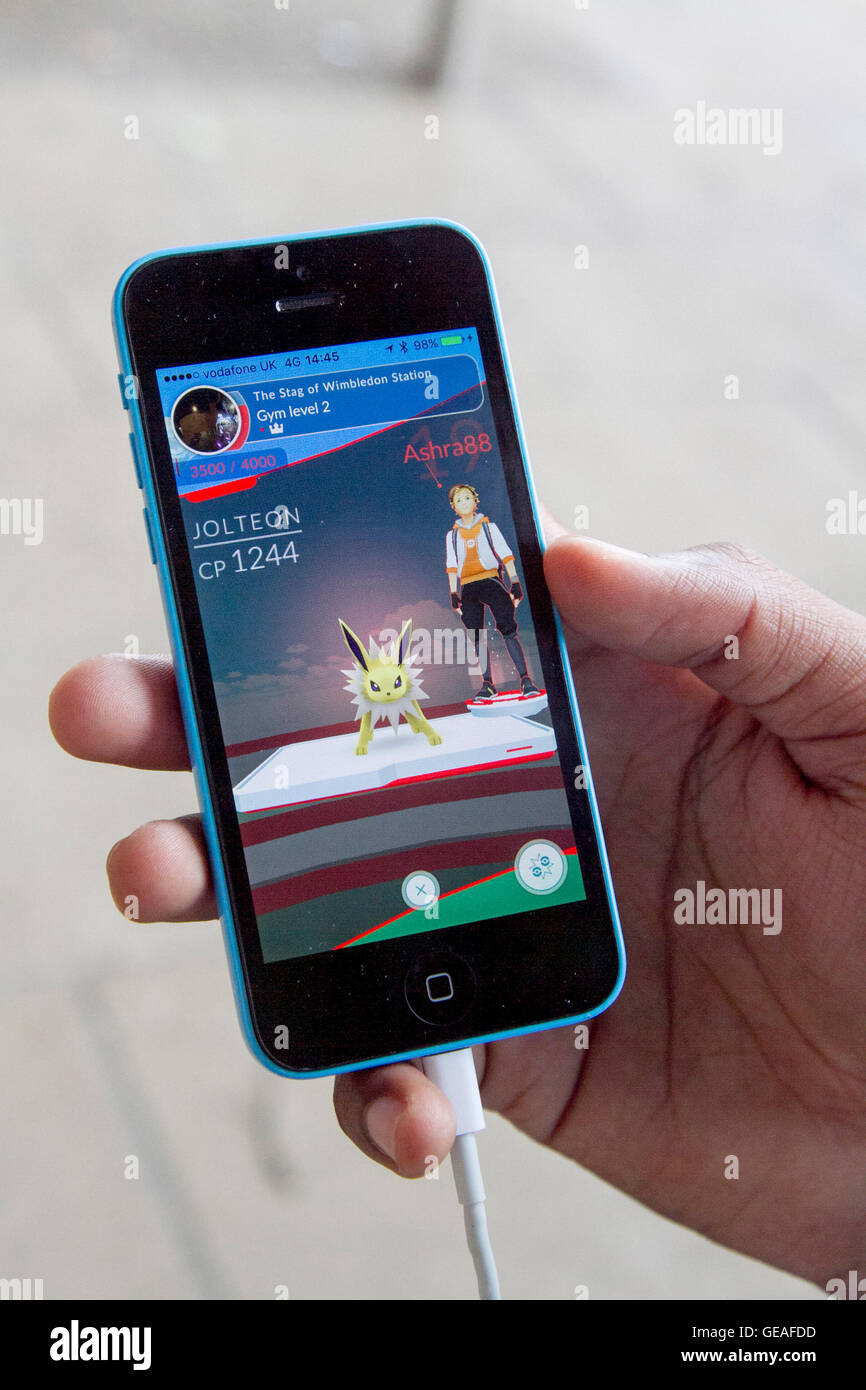 Wimbledon Londres, Royaume-Uni. 24 juillet 2016. Les amateurs de jeu Pokemon assembler avec leur smartphone dans le centre-ville de Wimbledon pour attraper les Pokémons Pokemons comme craze balaie le pays Crédit : amer ghazzal/Alamy Live News Banque D'Images