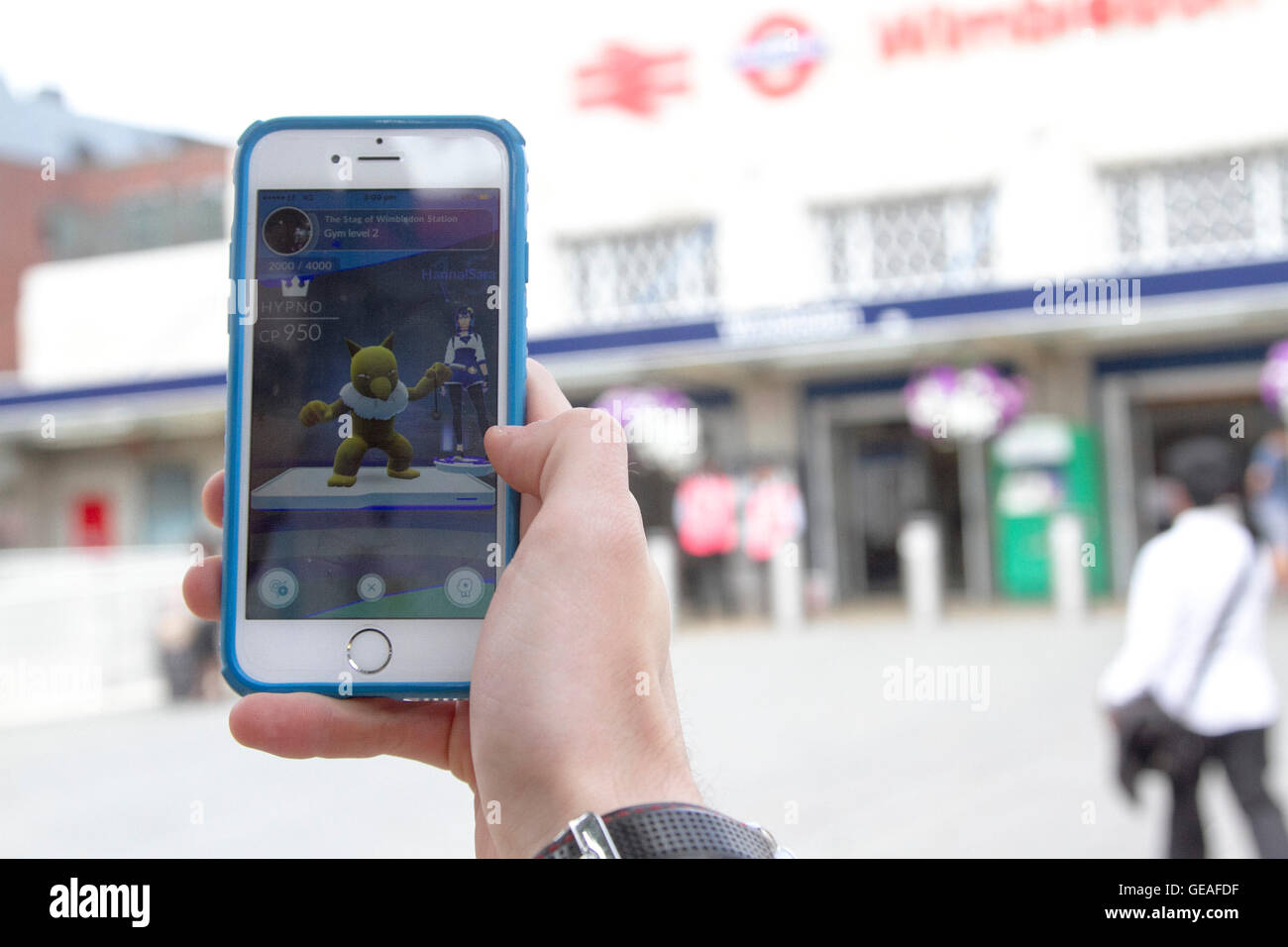 Wimbledon Londres, Royaume-Uni. 24 juillet 2016. Les amateurs de jeu Pokemon assembler avec leur smartphone dans le centre-ville de Wimbledon pour attraper les Pokémons Pokemons comme craze balaie le pays Crédit : amer ghazzal/Alamy Live News Banque D'Images