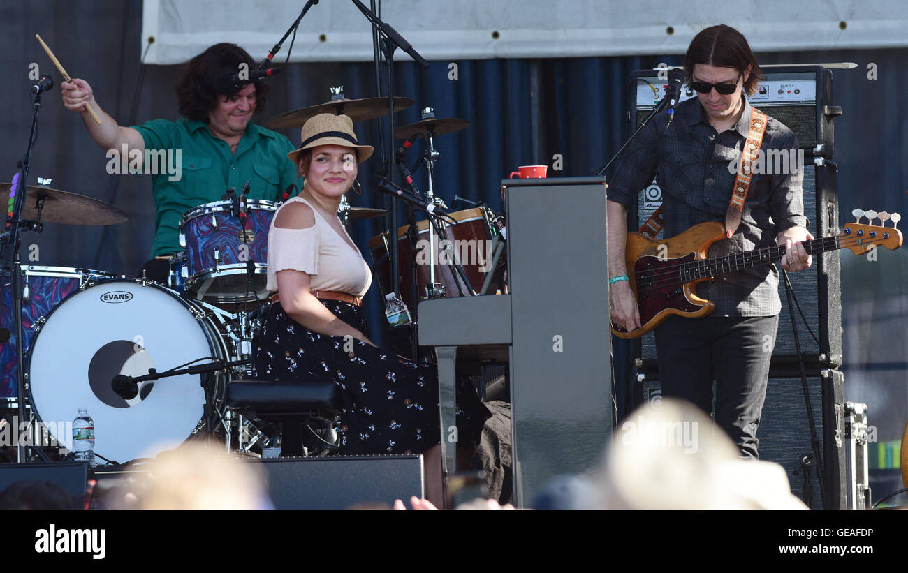 Newport, RI, USA. 24 juillet, 2016. Norah Jones effectue au Newport Folk Festival de 2016. Newport, RI. 7/24/16. Sun Sentinel Photographe Jim Rassol.South Florida ; pas de MAGS ; PAS DE VENTES, PAS D'INTERNET, PAS DE TÉLÉVISION. © Sun-Sentinel/ZUMA/Alamy Fil Live News Banque D'Images