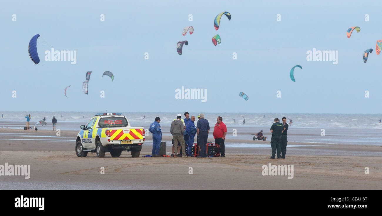 Rye, East Sussex, UK. 24 juillet, 2016. Les gens ont été en difficulté à Camber Sands le dimanche après-midi (24 juillet). Deux hommes ont été sauvés et un homme est porté disparu après la baignade dans la mer. La police a été d'aider leurs collègues de la RNLI et garde-côtes pour rechercher l'homme qui est toujours manquant. Un appel a été reçu autour de 12h30 à des rapports d'un homme qui avait disparu en nageant. Tandis que sur la plage, deux hommes ont été trouvés à avoir fait un arrêt cardiaque sur la plage après avoir eu des difficultés dans la mer. Credit : uknip/Alamy Live News Banque D'Images
