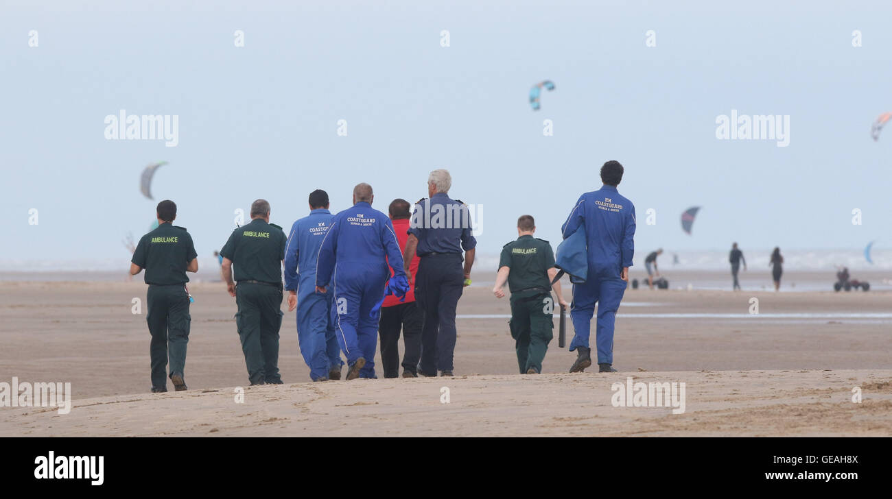 Rye, East Sussex, UK. 24 juillet, 2016. Les gens ont été en difficulté à Camber Sands le dimanche après-midi (24 juillet). Deux hommes ont été sauvés et un homme est porté disparu après la baignade dans la mer. La police a été d'aider leurs collègues de la RNLI et garde-côtes pour rechercher l'homme qui est toujours manquant. Un appel a été reçu autour de 12h30 à des rapports d'un homme qui avait disparu en nageant. Tandis que sur la plage, deux hommes ont été trouvés à avoir fait un arrêt cardiaque sur la plage après avoir eu des difficultés dans la mer. Credit : uknip/Alamy Live News Banque D'Images