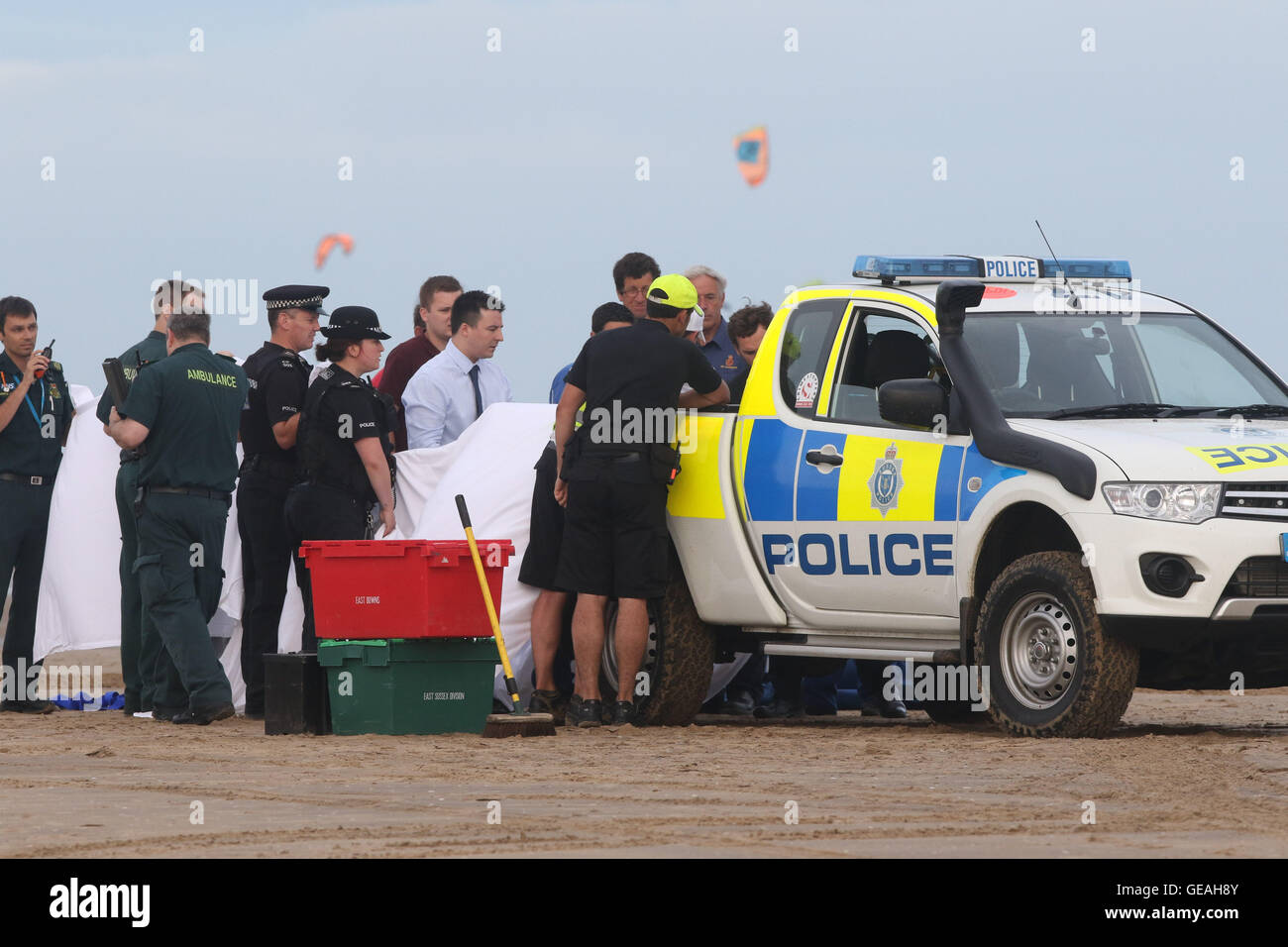 Rye, East Sussex, UK. 24 juillet, 2016. Les gens ont été en difficulté à Camber Sands le dimanche après-midi (24 juillet). Deux hommes ont été sauvés et un homme est porté disparu après la baignade dans la mer. La police a été d'aider leurs collègues de la RNLI et garde-côtes pour rechercher l'homme qui est toujours manquant. Un appel a été reçu autour de 12h30 à des rapports d'un homme qui avait disparu en nageant. Tandis que sur la plage, deux hommes ont été trouvés à avoir fait un arrêt cardiaque sur la plage après avoir eu des difficultés dans la mer. Credit : uknip/Alamy Live News Banque D'Images