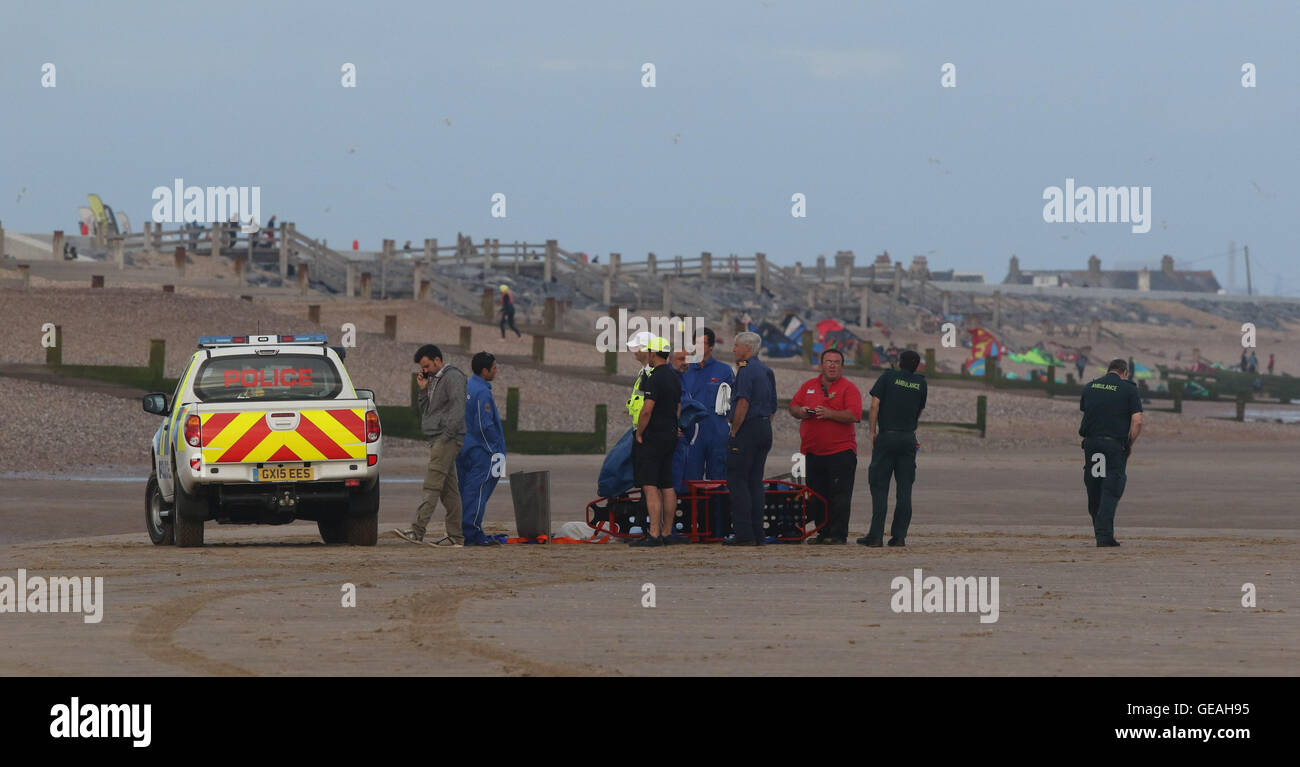 Rye, East Sussex, UK. 24 juillet, 2016. Les gens ont été en difficulté à Camber Sands le dimanche après-midi (24 juillet). Deux hommes ont été sauvés et un homme est porté disparu après la baignade dans la mer. La police a été d'aider leurs collègues de la RNLI et garde-côtes pour rechercher l'homme qui est toujours manquant. Un appel a été reçu autour de 12h30 à des rapports d'un homme qui avait disparu en nageant. Tandis que sur la plage, deux hommes ont été trouvés à avoir fait un arrêt cardiaque sur la plage après avoir eu des difficultés dans la mer. Credit : uknip/Alamy Live News Banque D'Images