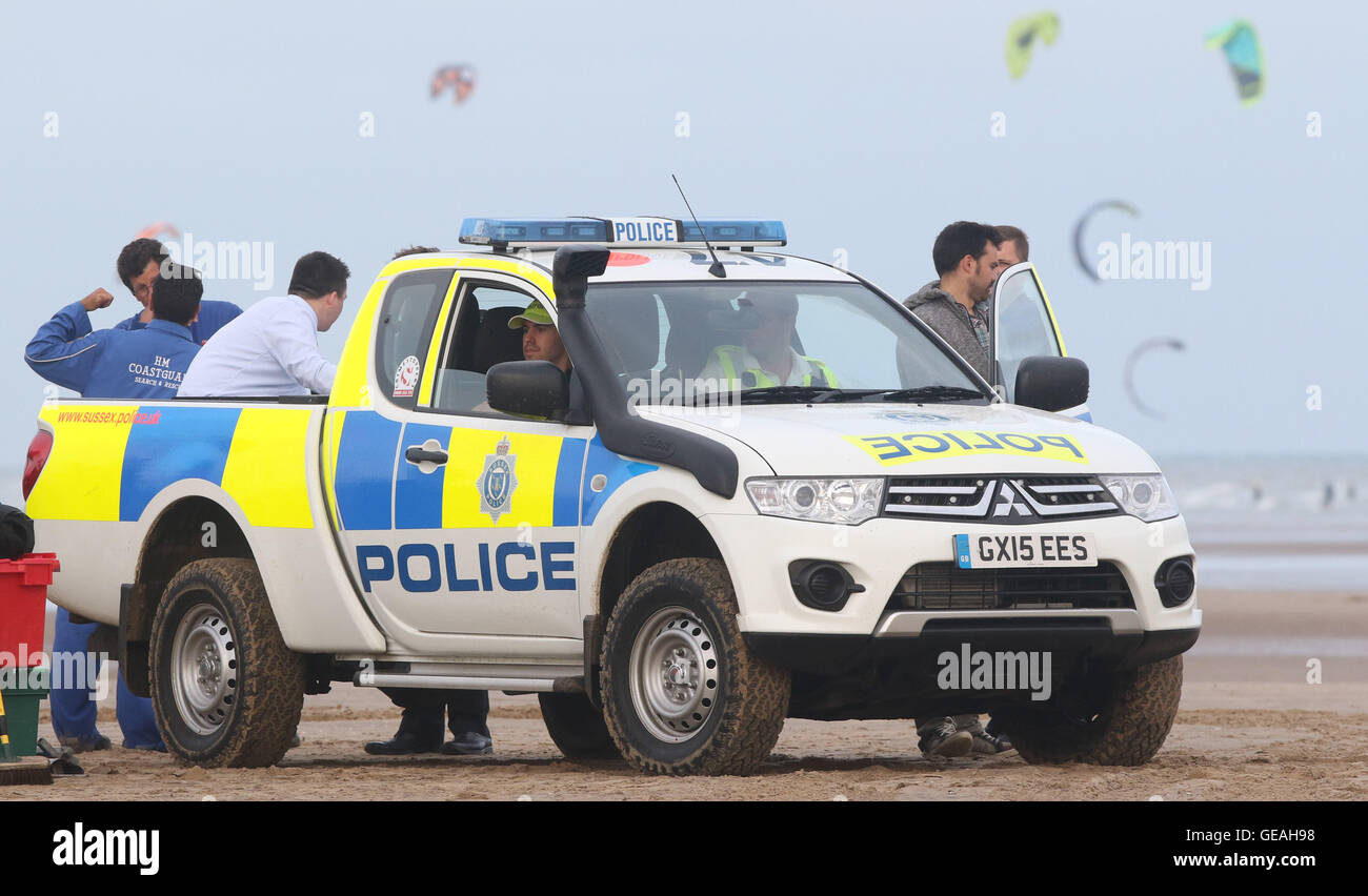 Rye, East Sussex, UK. 24 juillet, 2016. Les gens ont été en difficulté à Camber Sands le dimanche après-midi (24 juillet). Deux hommes ont été sauvés et un homme est porté disparu après la baignade dans la mer. La police a été d'aider leurs collègues de la RNLI et garde-côtes pour rechercher l'homme qui est toujours manquant. Un appel a été reçu autour de 12h30 à des rapports d'un homme qui avait disparu en nageant. Tandis que sur la plage, deux hommes ont été trouvés à avoir fait un arrêt cardiaque sur la plage après avoir eu des difficultés dans la mer. Credit : uknip/Alamy Live News Banque D'Images