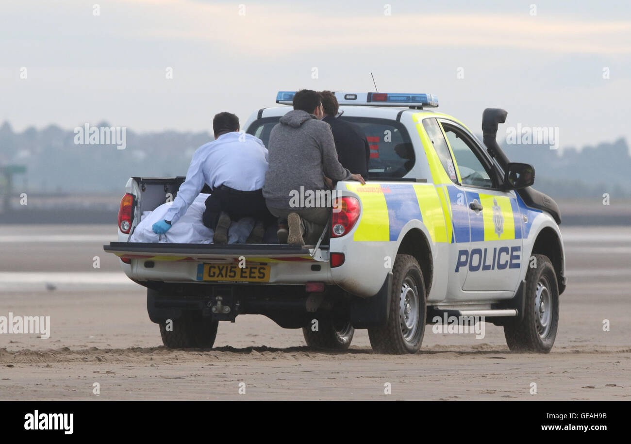 Rye, East Sussex, UK. 24 juillet, 2016. Les gens ont été en difficulté à Camber Sands le dimanche après-midi (24 juillet). Deux hommes ont été sauvés et un homme est porté disparu après la baignade dans la mer. La police a été d'aider leurs collègues de la RNLI et garde-côtes pour rechercher l'homme qui est toujours manquant. Un appel a été reçu autour de 12h30 à des rapports d'un homme qui avait disparu en nageant. Tandis que sur la plage, deux hommes ont été trouvés à avoir fait un arrêt cardiaque sur la plage après avoir eu des difficultés dans la mer. Credit : uknip/Alamy Live News Banque D'Images