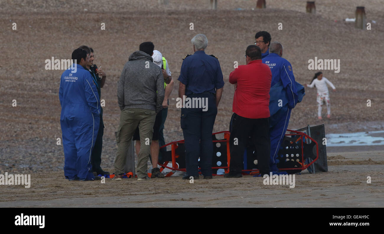 Rye, East Sussex, UK. 24 juillet, 2016. Les gens ont été en difficulté à Camber Sands le dimanche après-midi (24 juillet). Deux hommes ont été sauvés et un homme est porté disparu après la baignade dans la mer. La police a été d'aider leurs collègues de la RNLI et garde-côtes pour rechercher l'homme qui est toujours manquant. Un appel a été reçu autour de 12h30 à des rapports d'un homme qui avait disparu en nageant. Tandis que sur la plage, deux hommes ont été trouvés à avoir fait un arrêt cardiaque sur la plage après avoir eu des difficultés dans la mer. Credit : uknip/Alamy Live News Banque D'Images