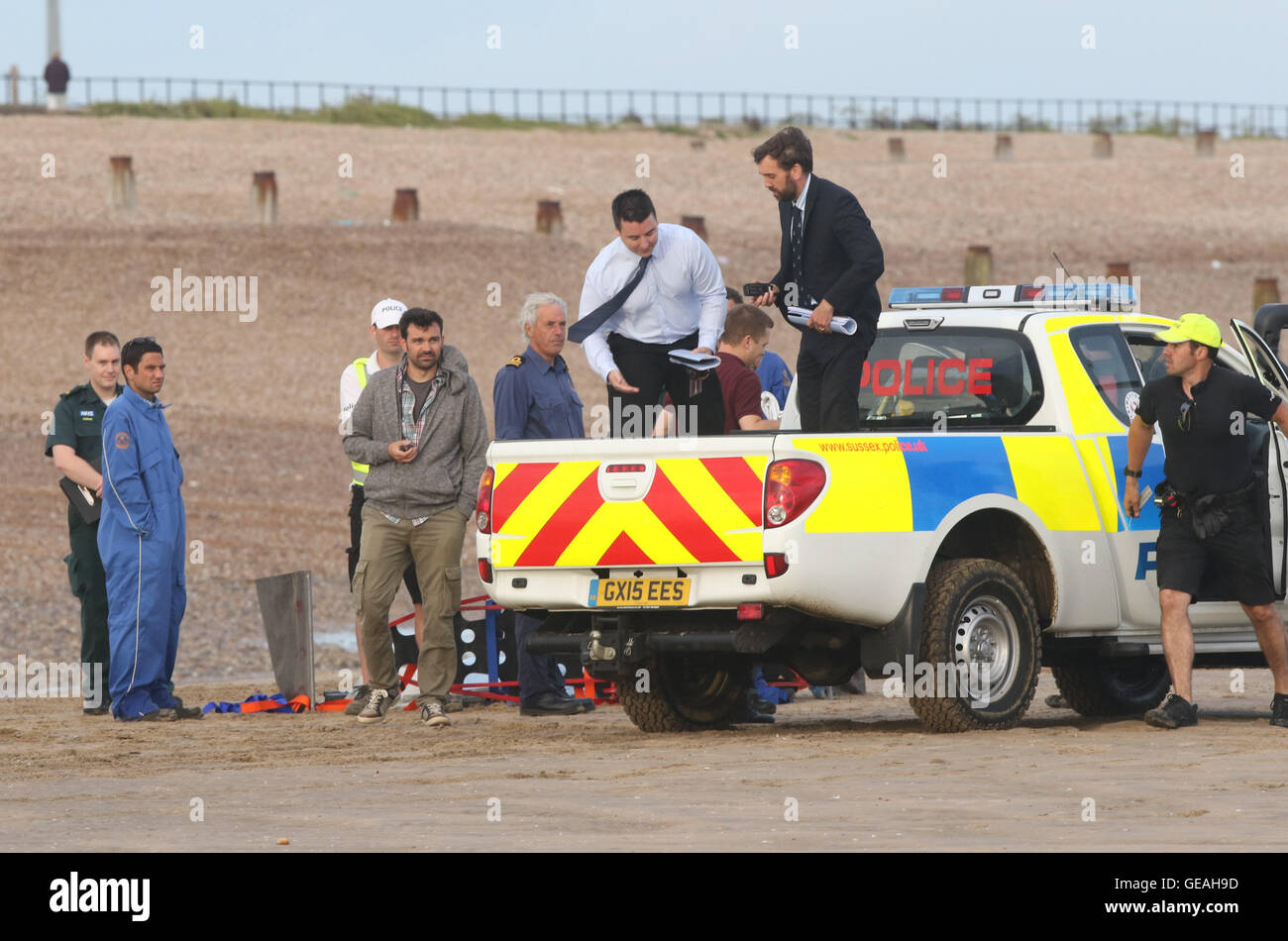 Rye, East Sussex, UK. 24 juillet, 2016. Les gens ont été en difficulté à Camber Sands le dimanche après-midi (24 juillet). Deux hommes ont été sauvés et un homme est porté disparu après la baignade dans la mer. La police a été d'aider leurs collègues de la RNLI et garde-côtes pour rechercher l'homme qui est toujours manquant. Un appel a été reçu autour de 12h30 à des rapports d'un homme qui avait disparu en nageant. Tandis que sur la plage, deux hommes ont été trouvés à avoir fait un arrêt cardiaque sur la plage après avoir eu des difficultés dans la mer. Credit : uknip/Alamy Live News Banque D'Images